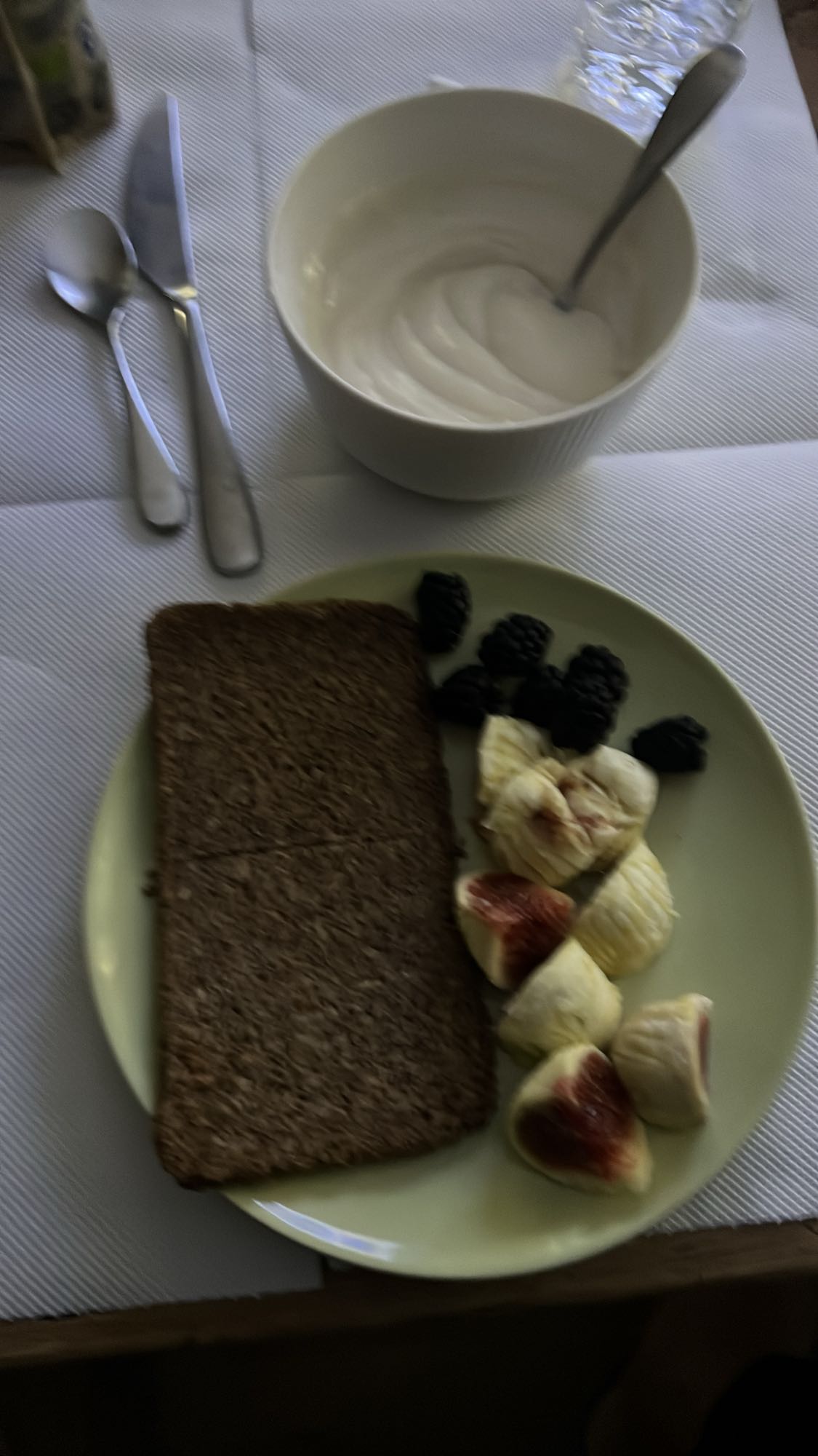 Πρωινό με γιαούρτι και φρούτα