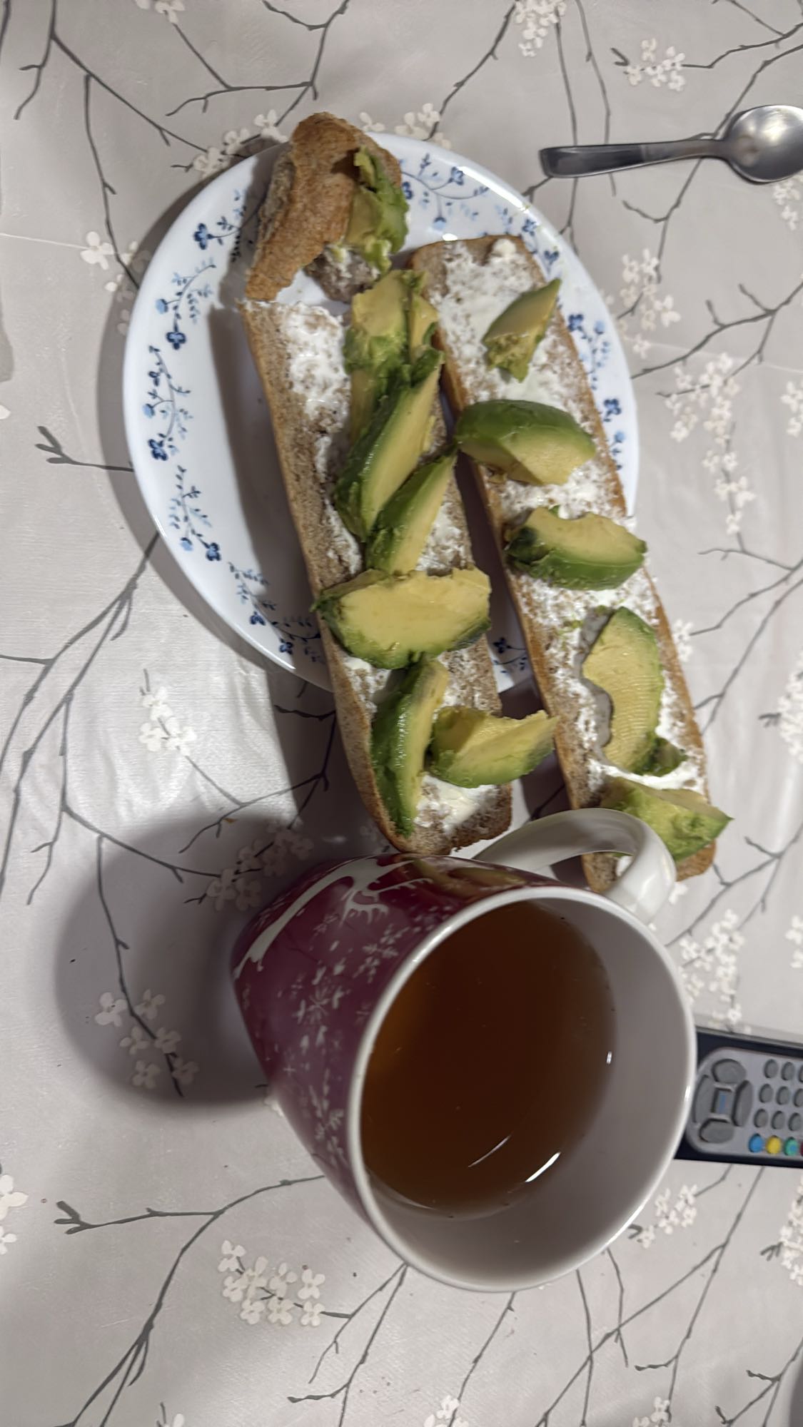 Pan con aguacate y té