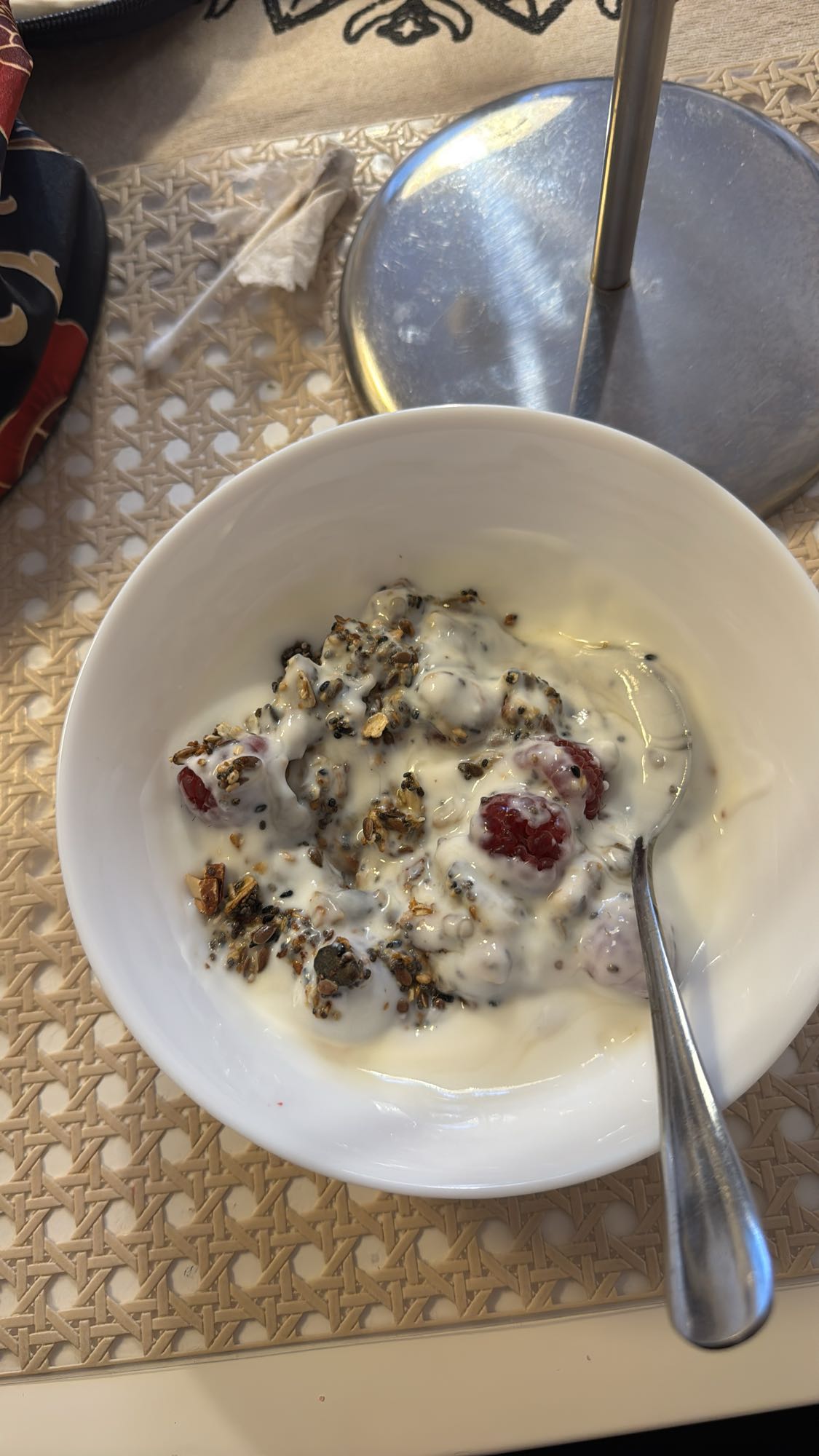 Yoghurt med granola och hallon