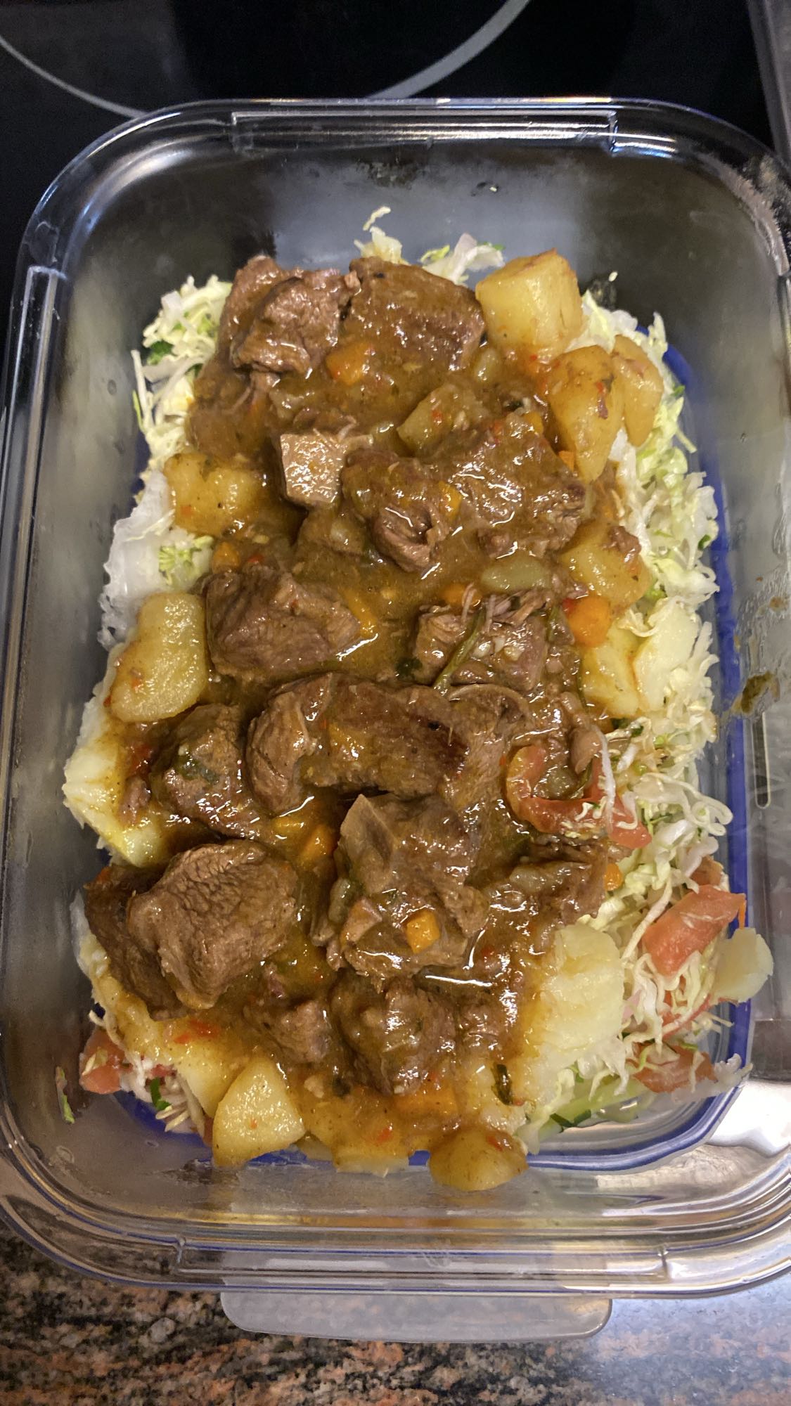 Carne magra guisada con papas y ensalada de repollo