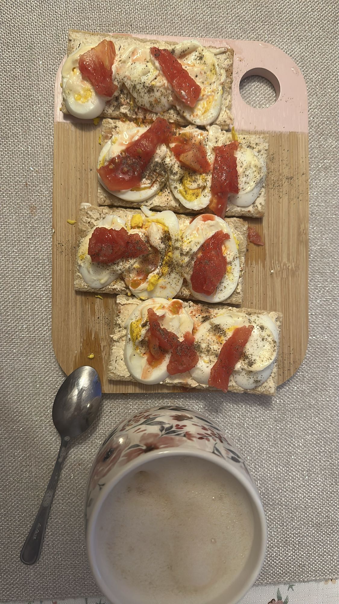 Jajka na chrupkim pieczywie