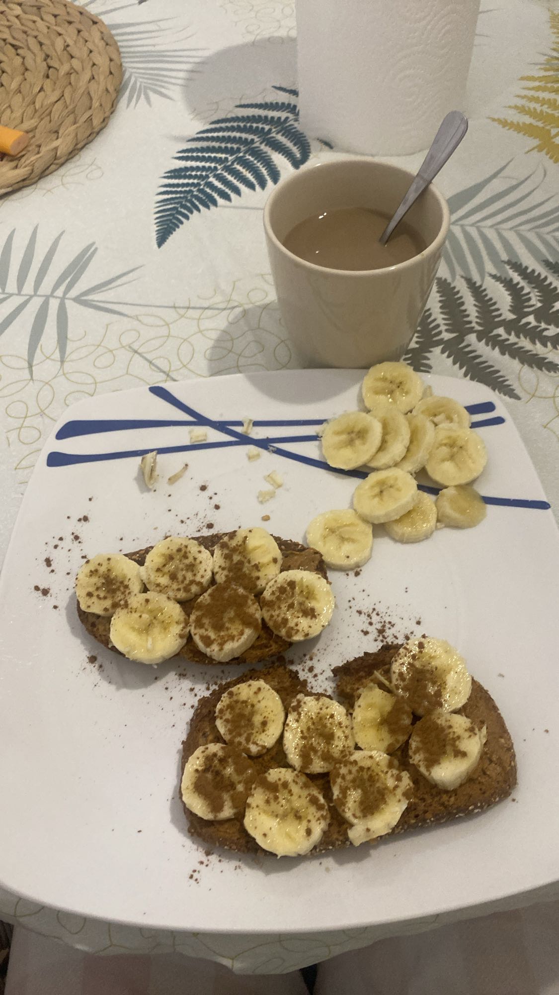 Tostadas con plátano y café