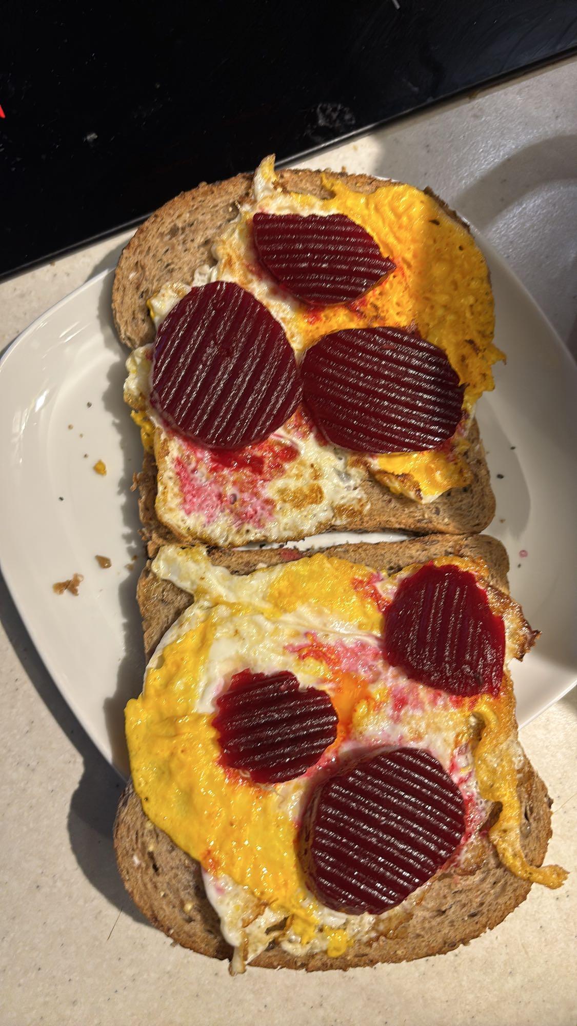 Egg og rødbettoast