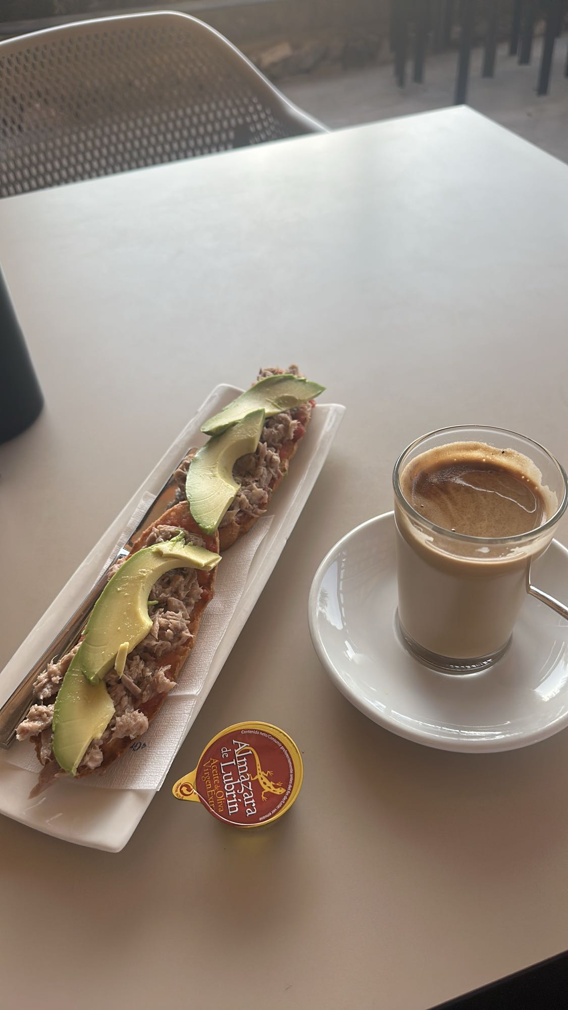 Tostada con atún y café