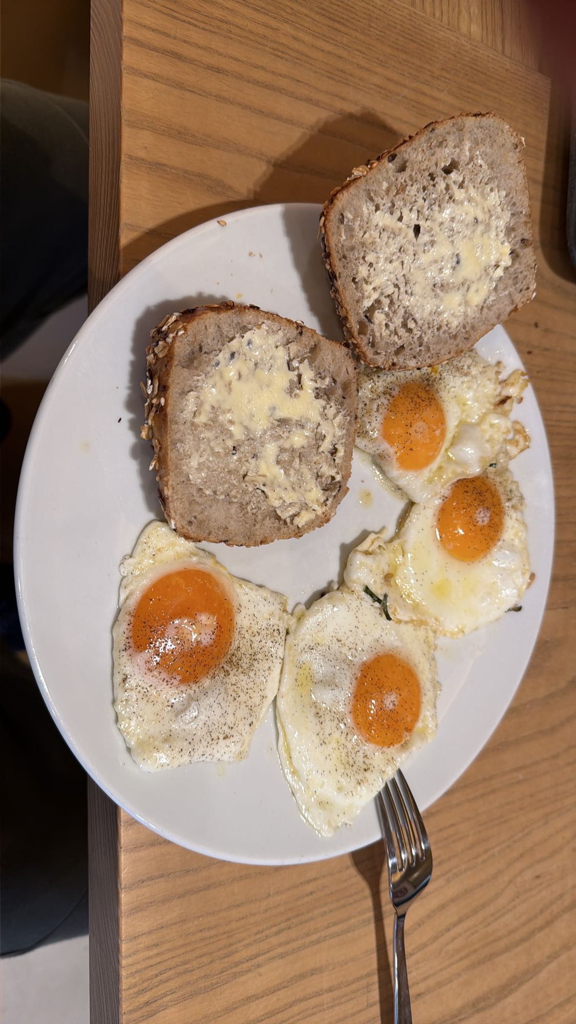 Jajka sadzone z chlebem