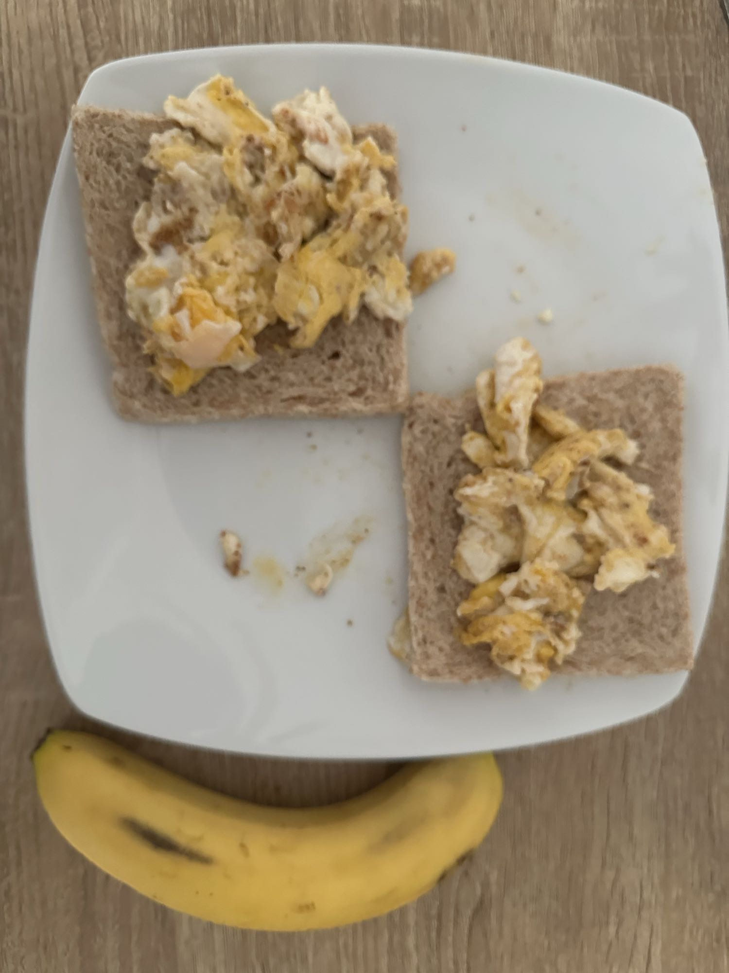 Oeufs brouillés, pain, banane