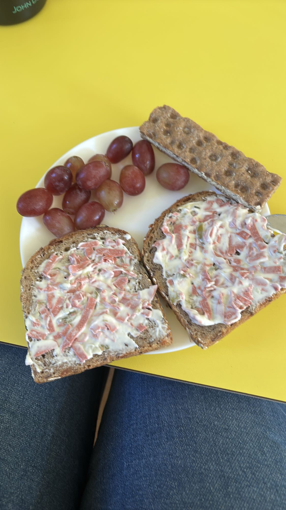 Brot mit Aufstrich & Trauben