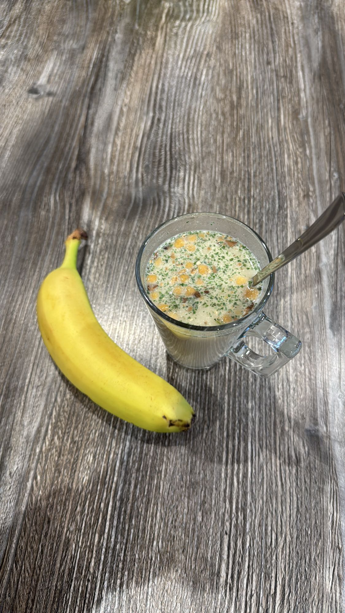 Banaan en soep in glas