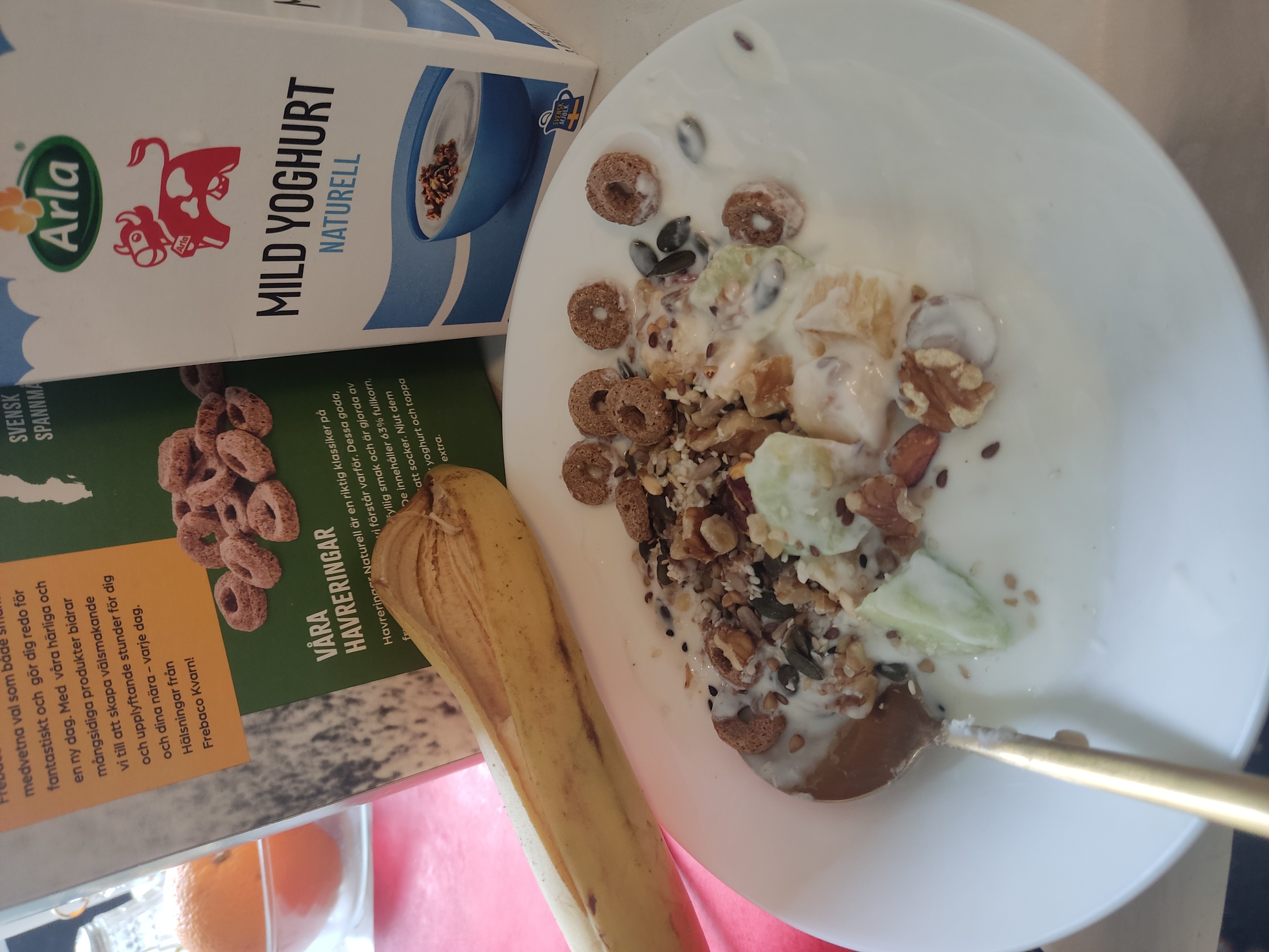 Yoghurt med müsli och frukt