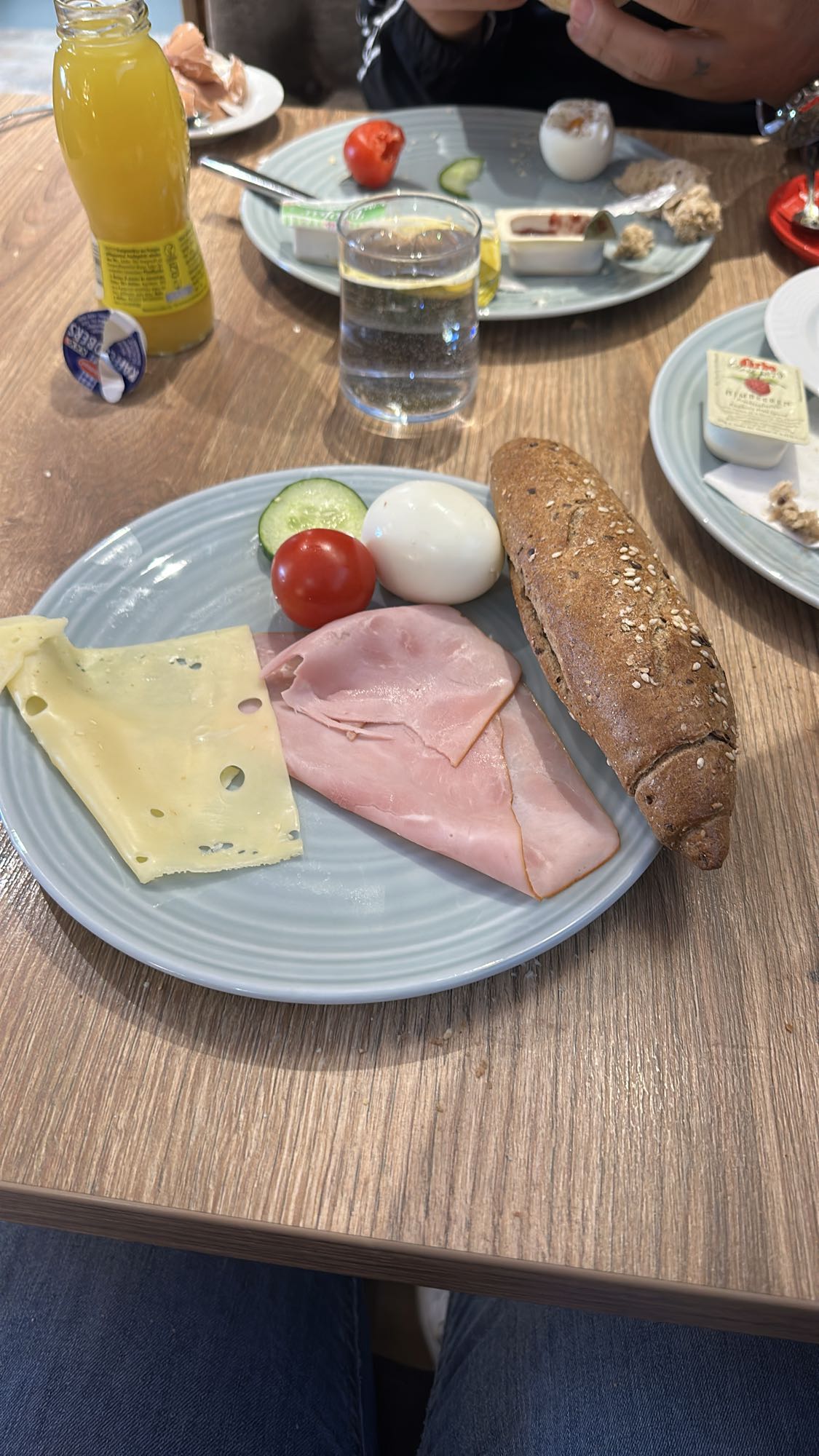 Ontbijt met brood en ham