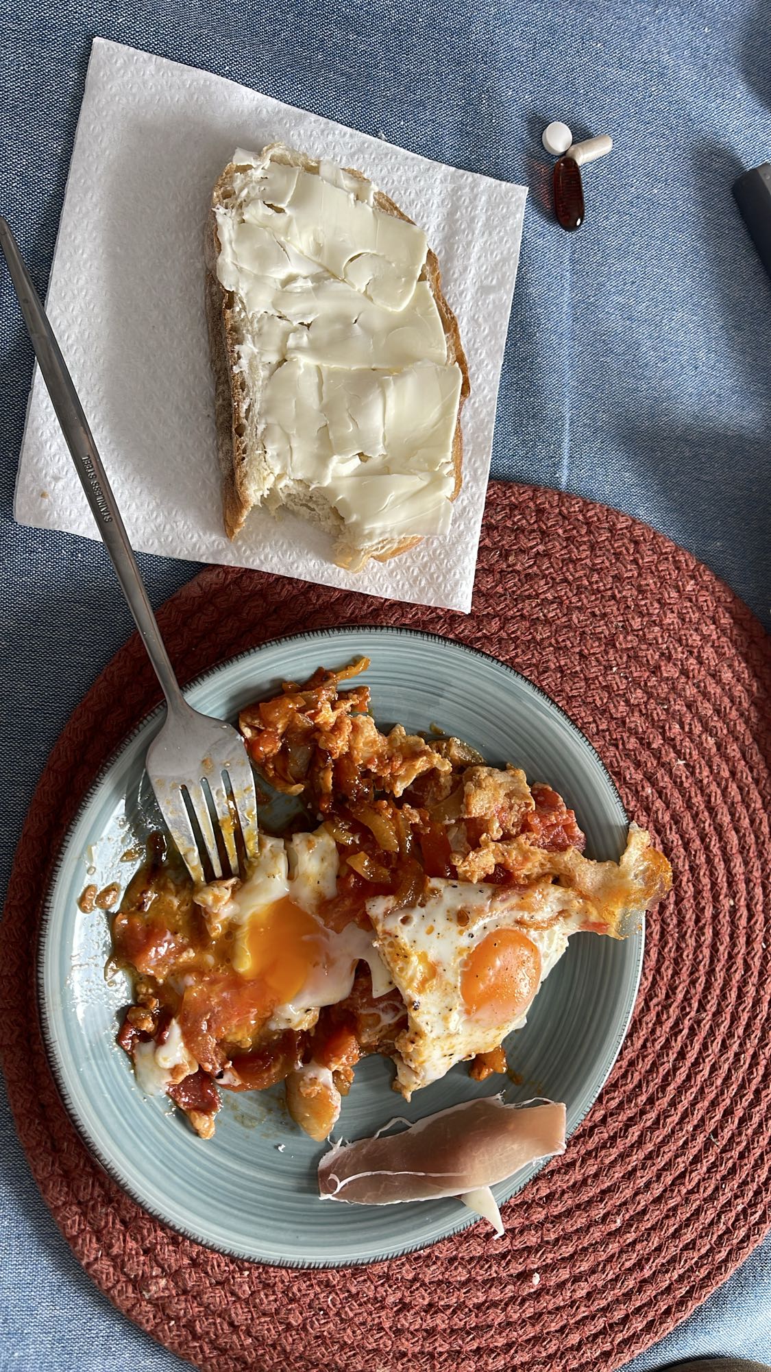 Яичница с хлебом и сыром