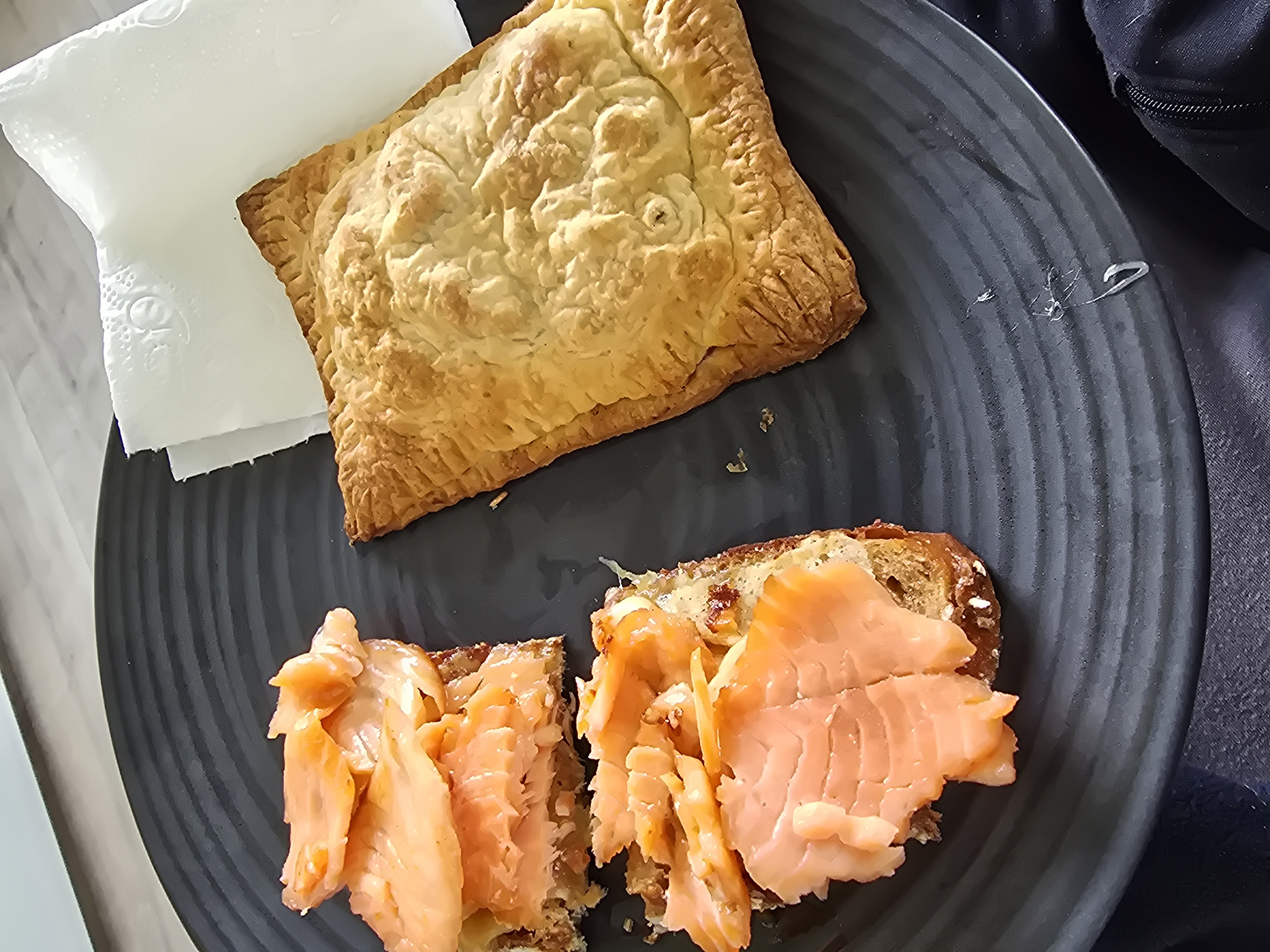 Zalmtoast en bladerdeegpastei