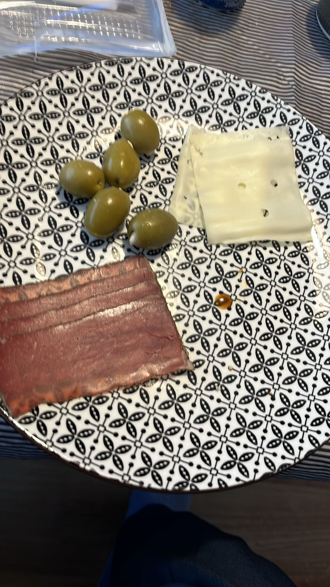 Сирене, пастърма и маслини