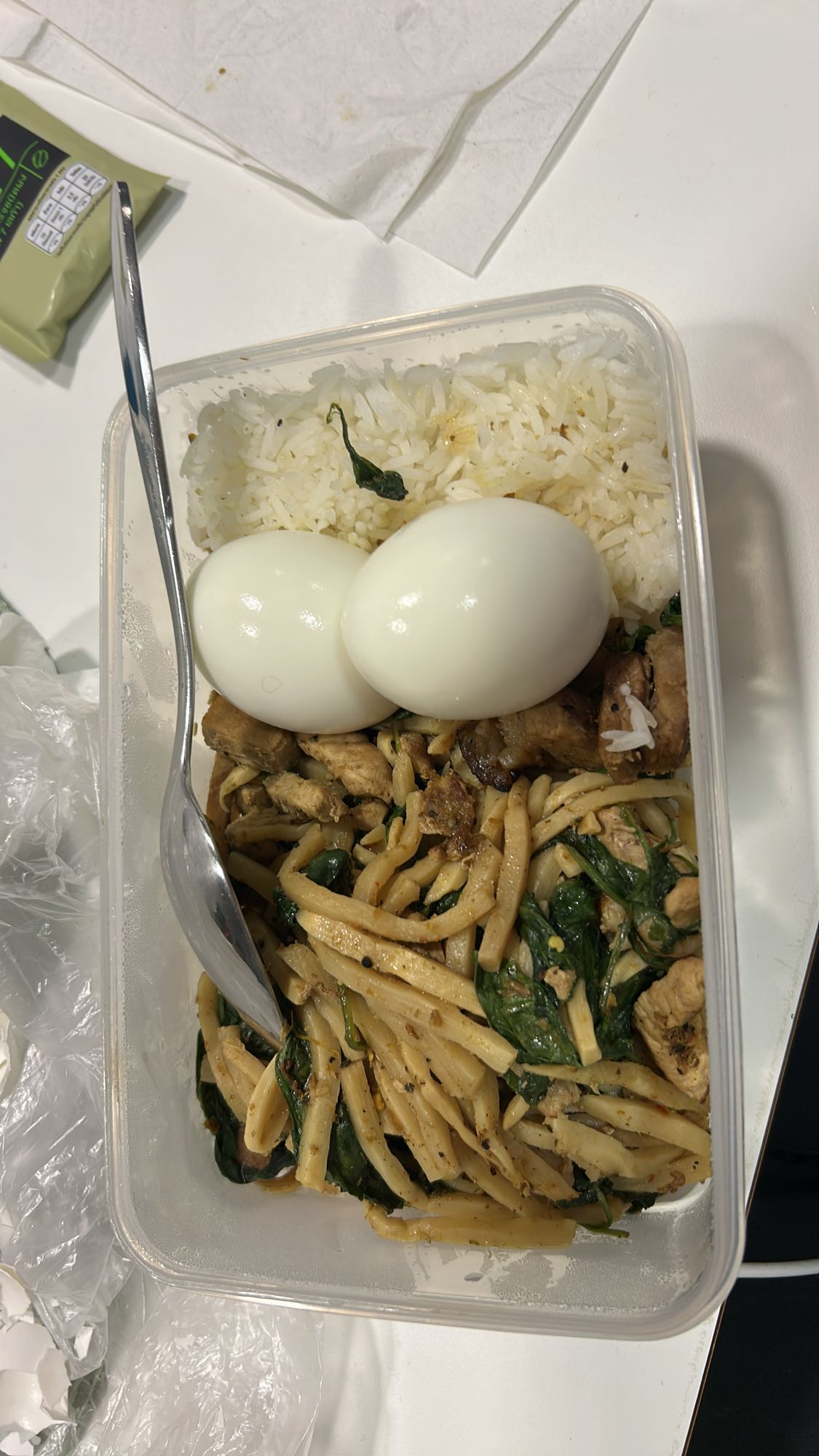 Eggs, ris og kyllingwok