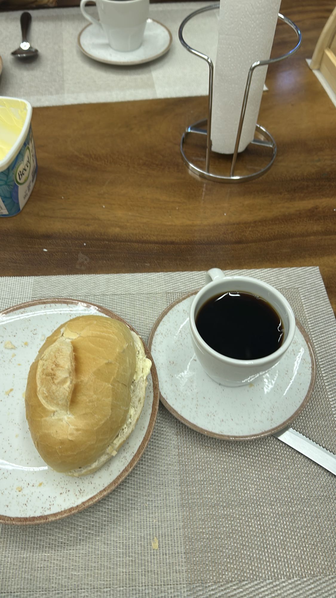 Pão com manteiga e café