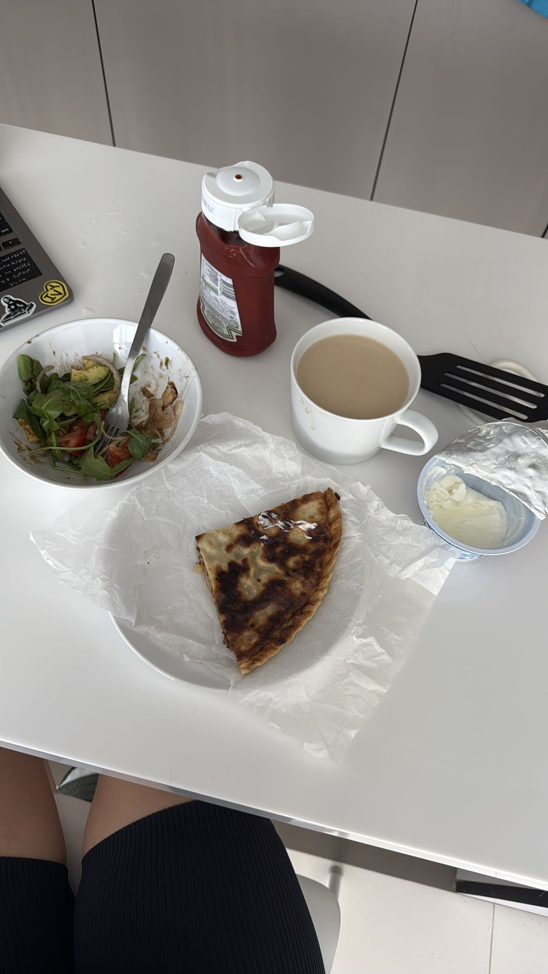 обед с мясным пирогом и салатом