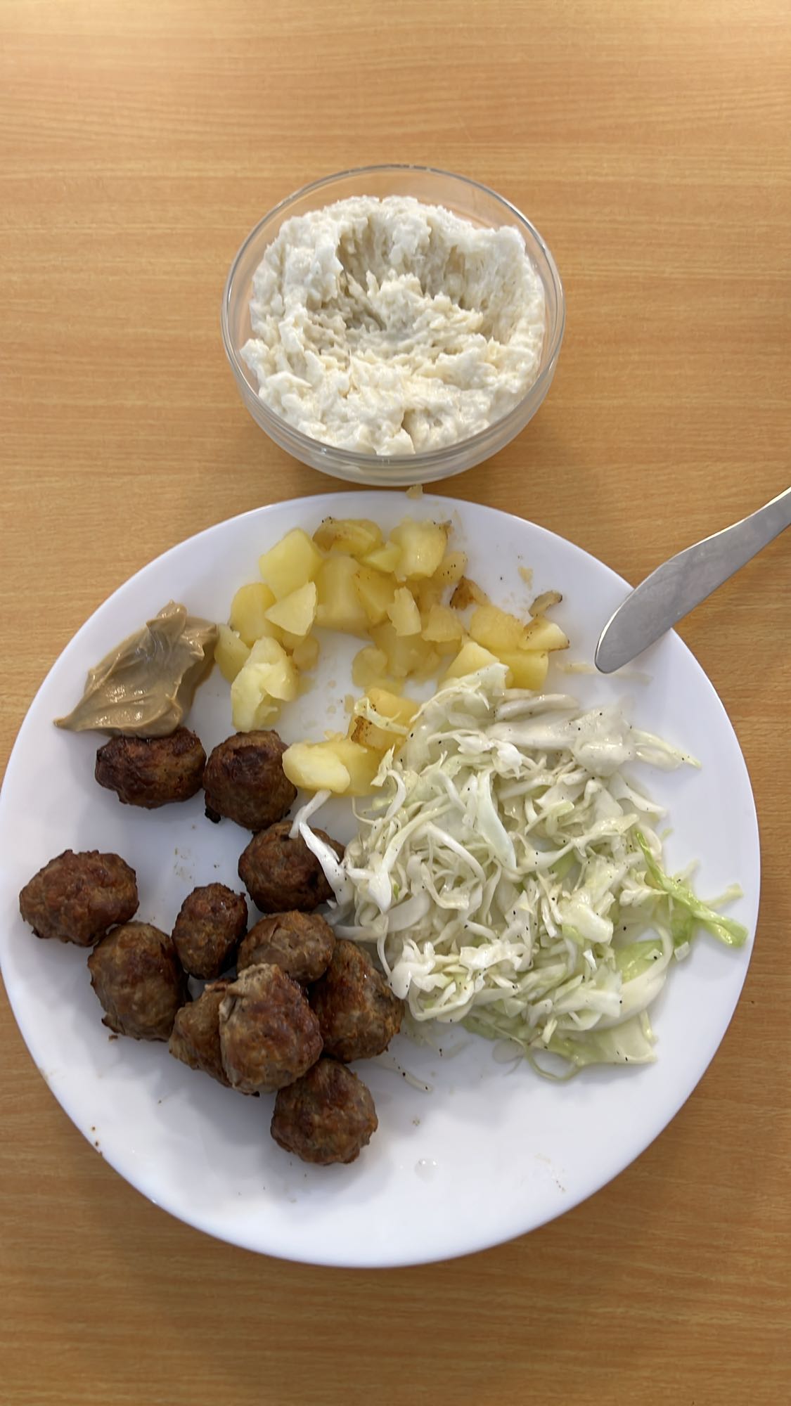 Chifteluțe cu salată și piure