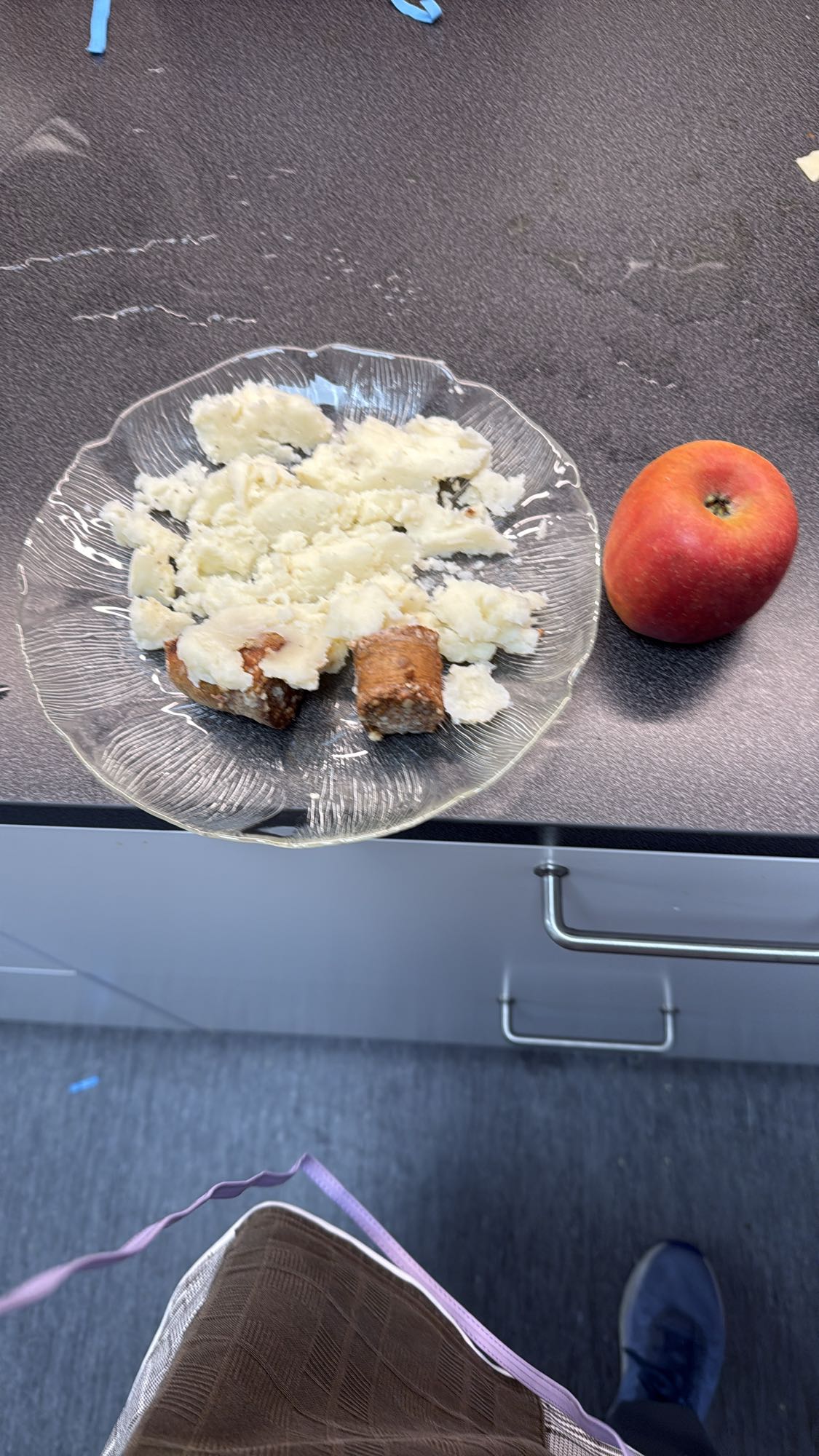 Potatismos, korv och äpple