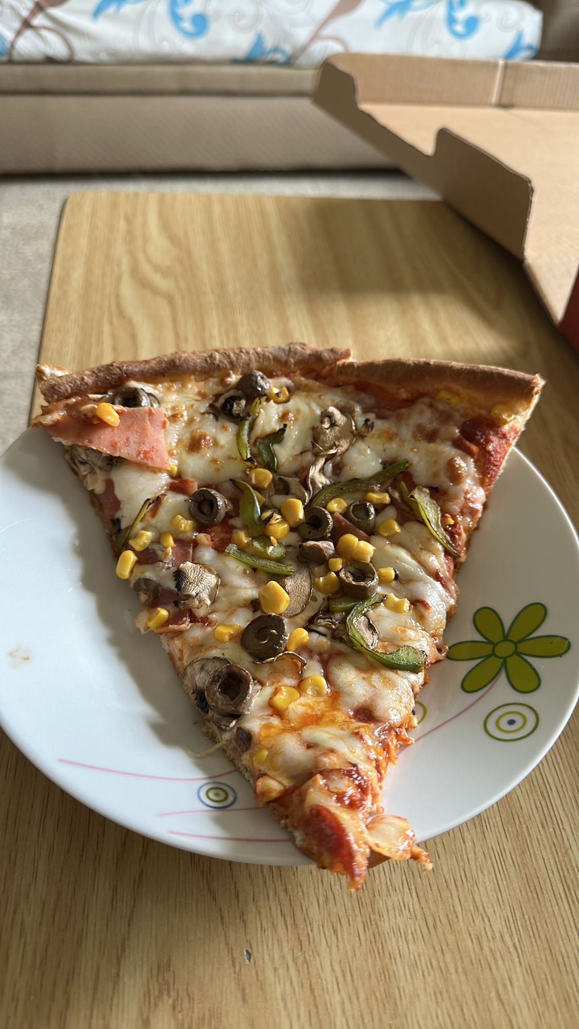 Vegetable pizza slice