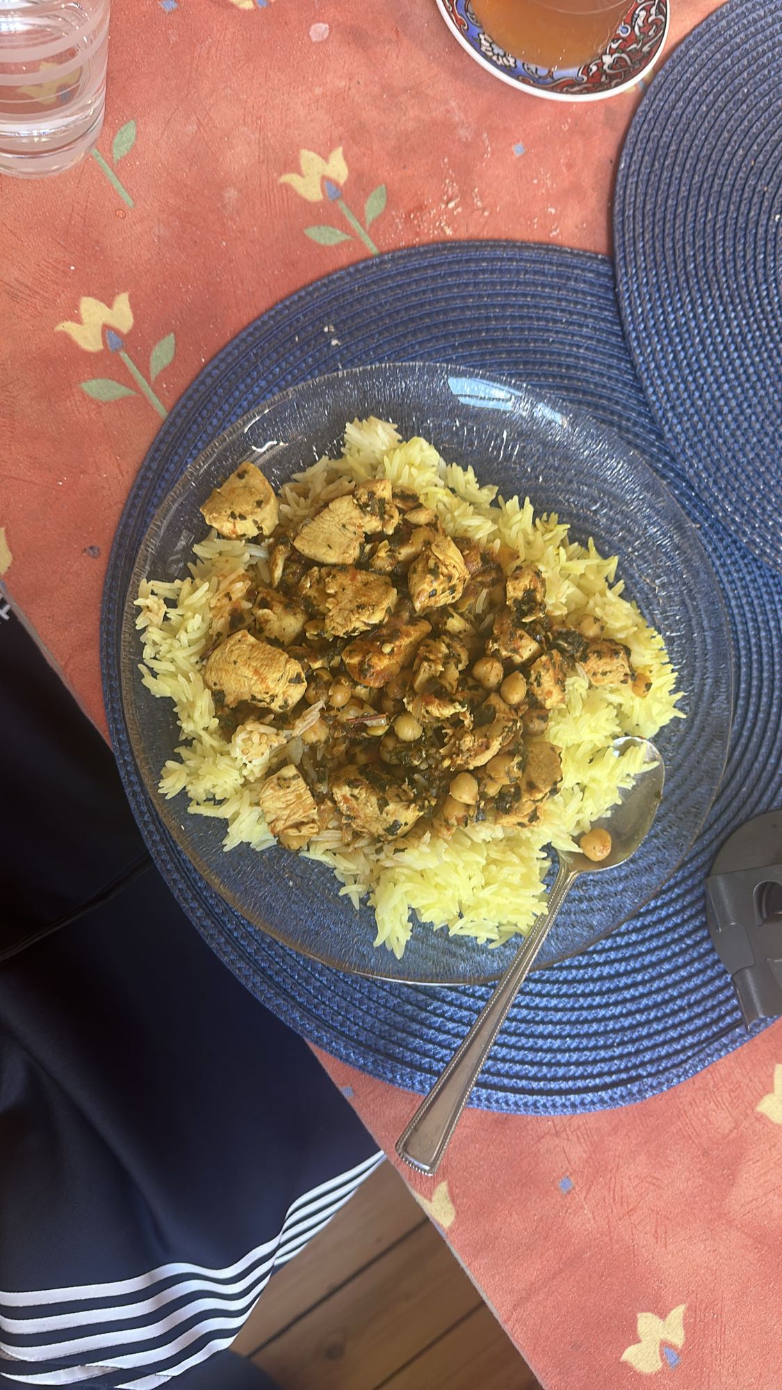 Kyckling med ris och kikärtor