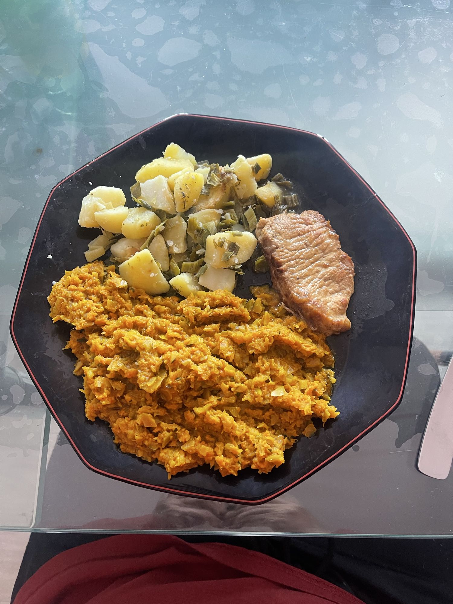 Porc, carottes, pommes