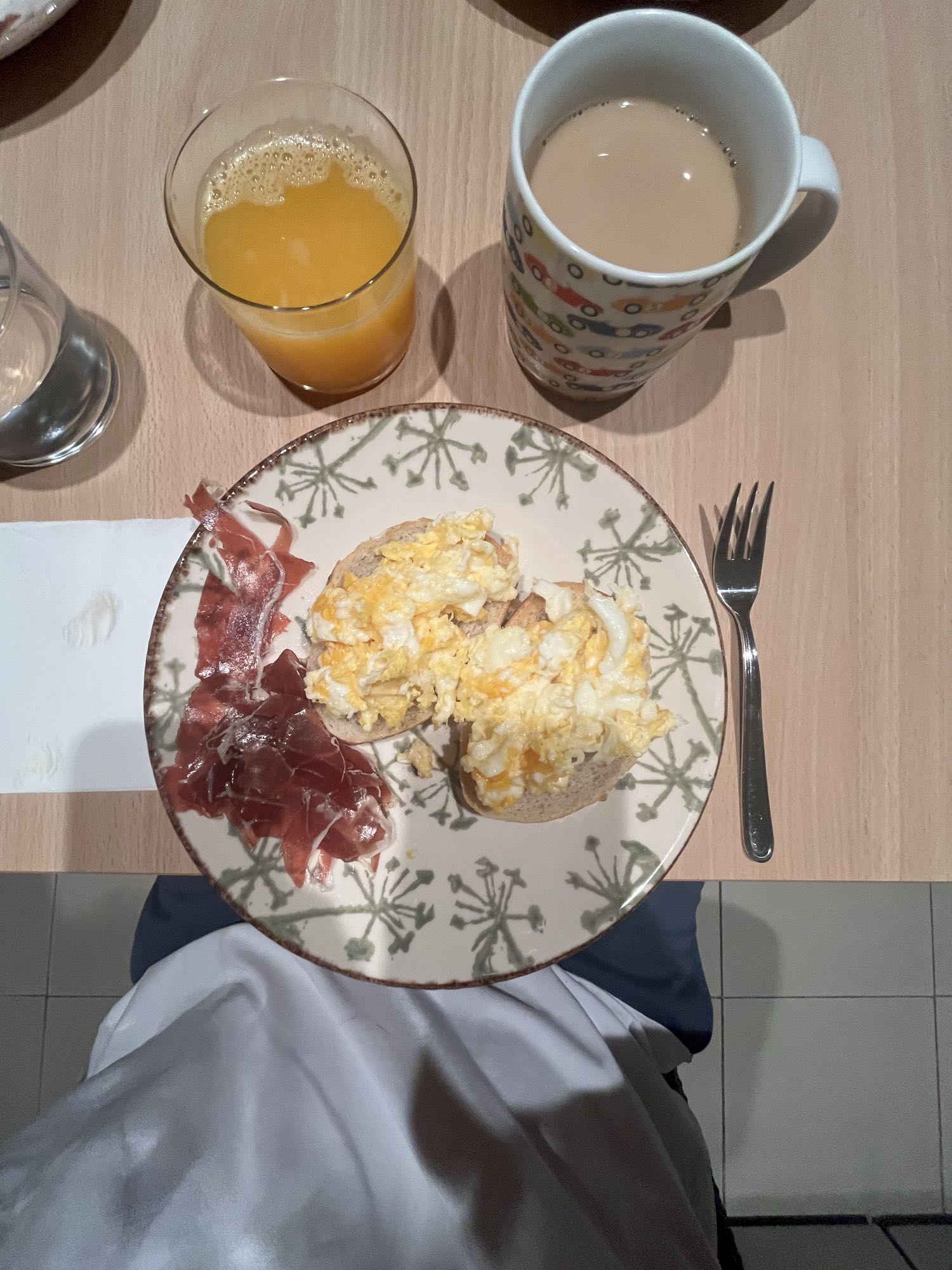 Desayuno con huevos y jamón