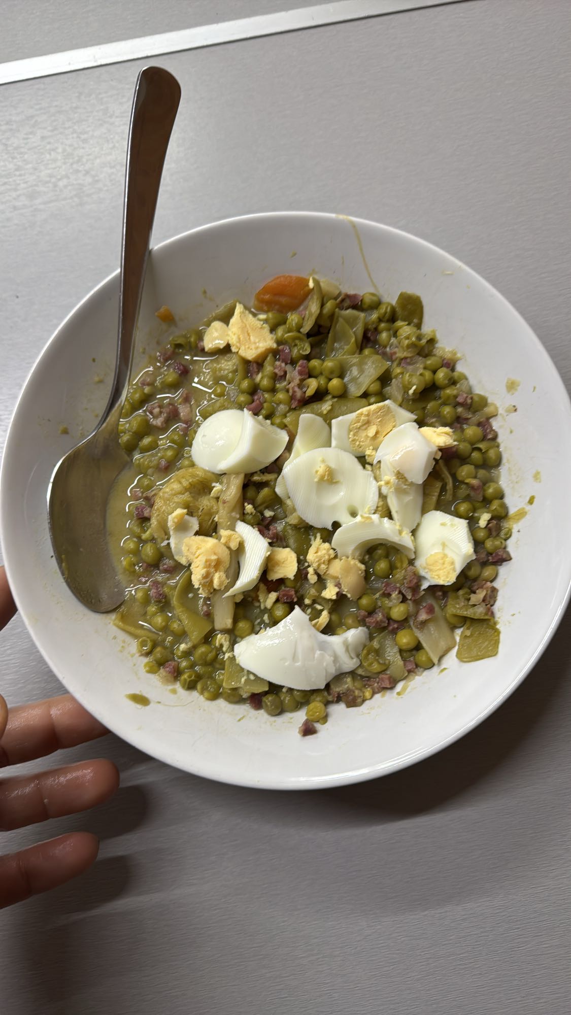 guiso de guisantes y huevo