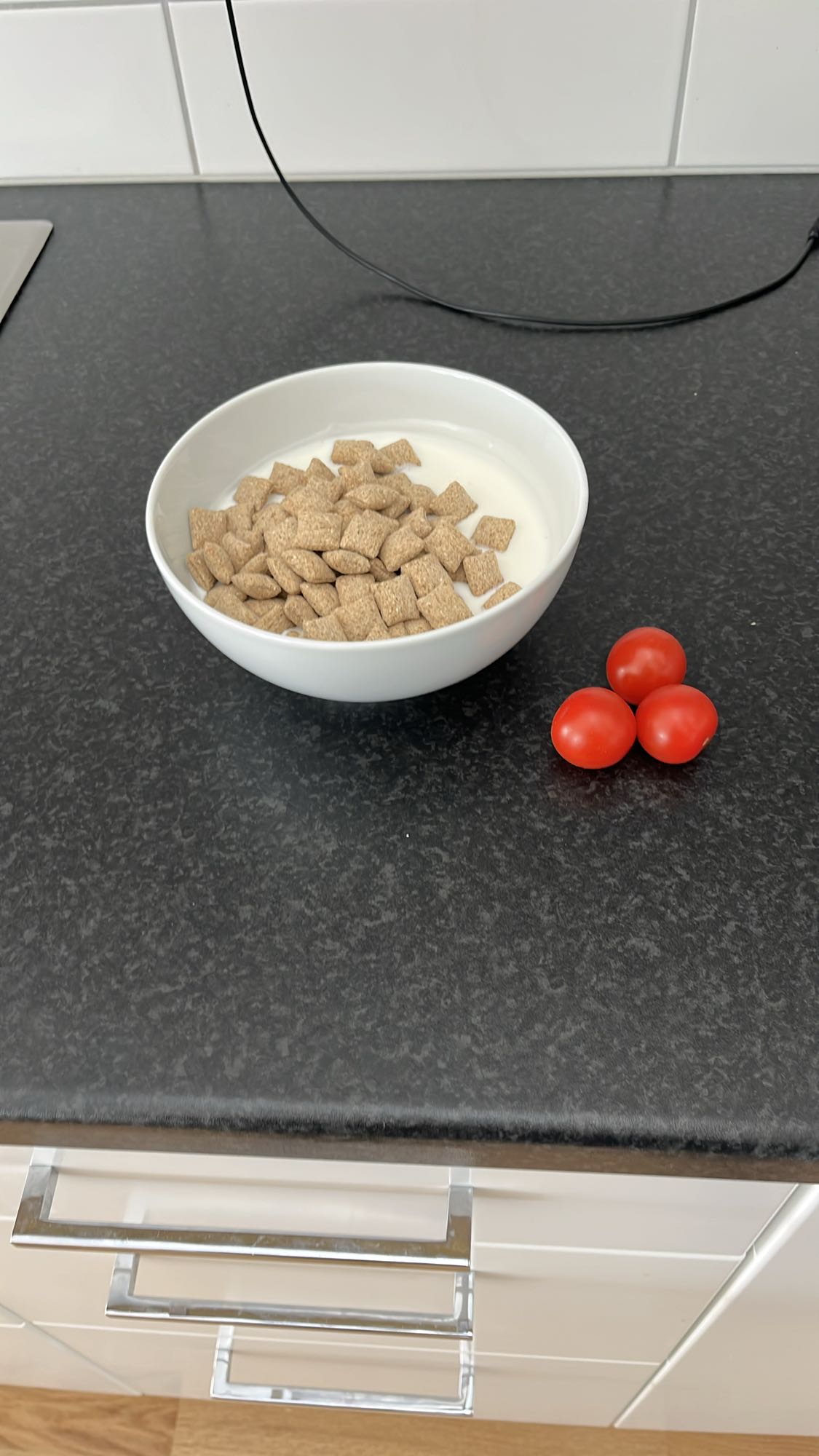 Frukost med flingor och tomat