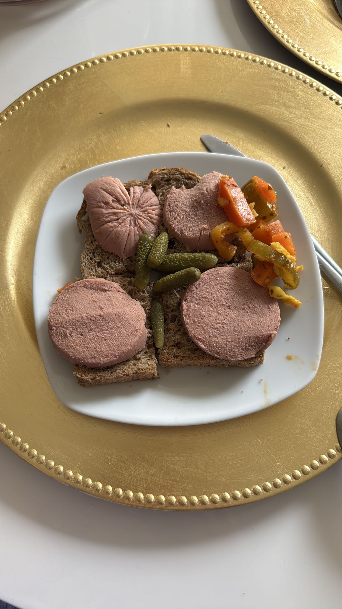 brood met leverworst en groenten