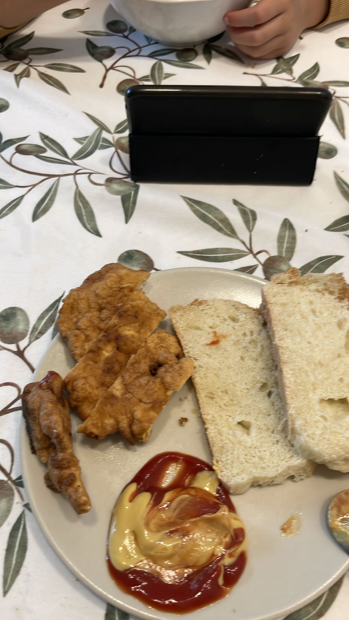 Snitel cu paine si sosuri