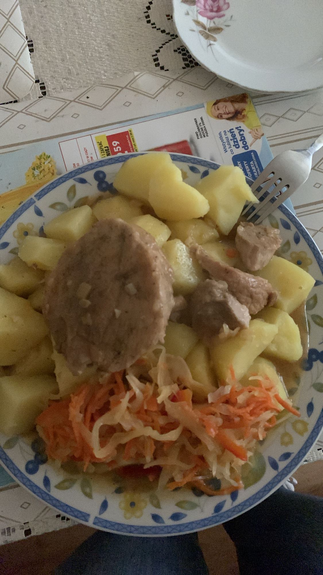 Ziemniaki z mięsem i surówką