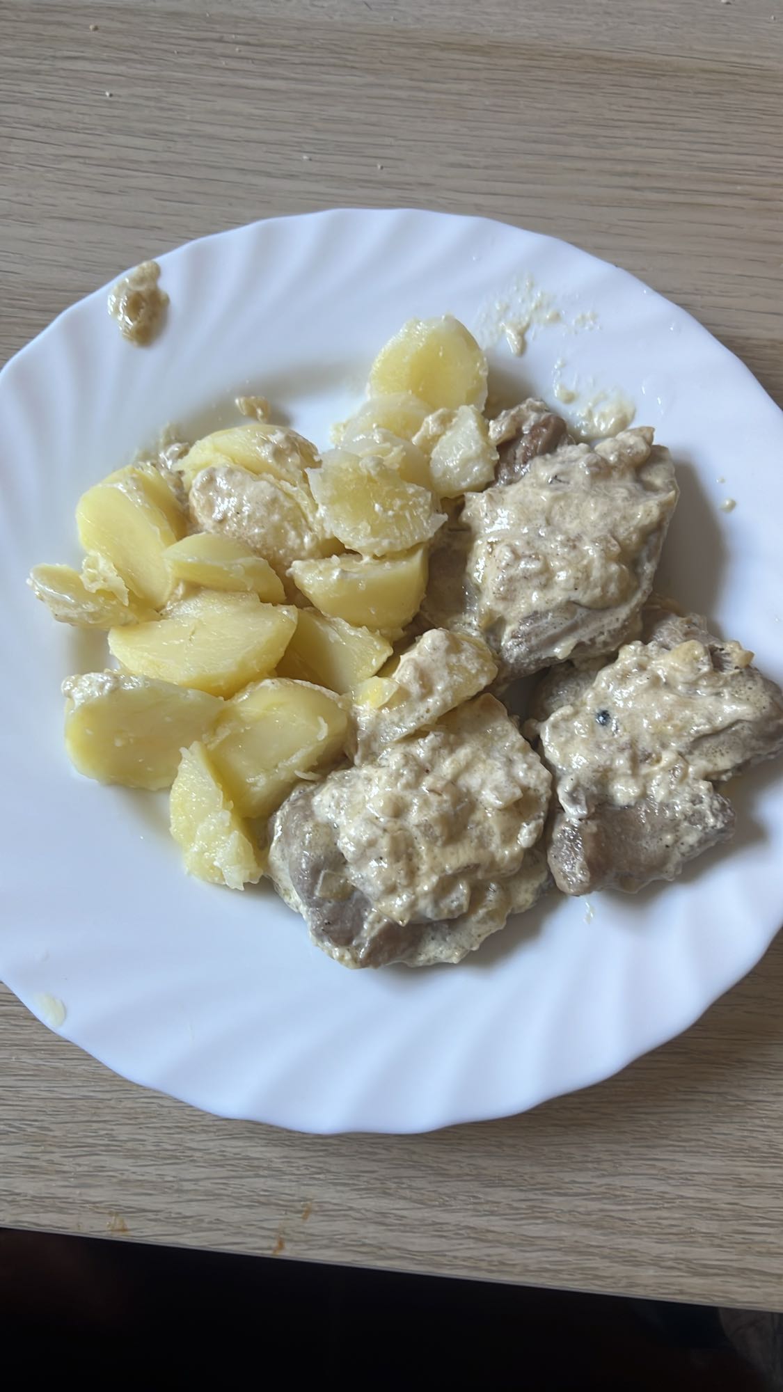 Carne con papas y crema