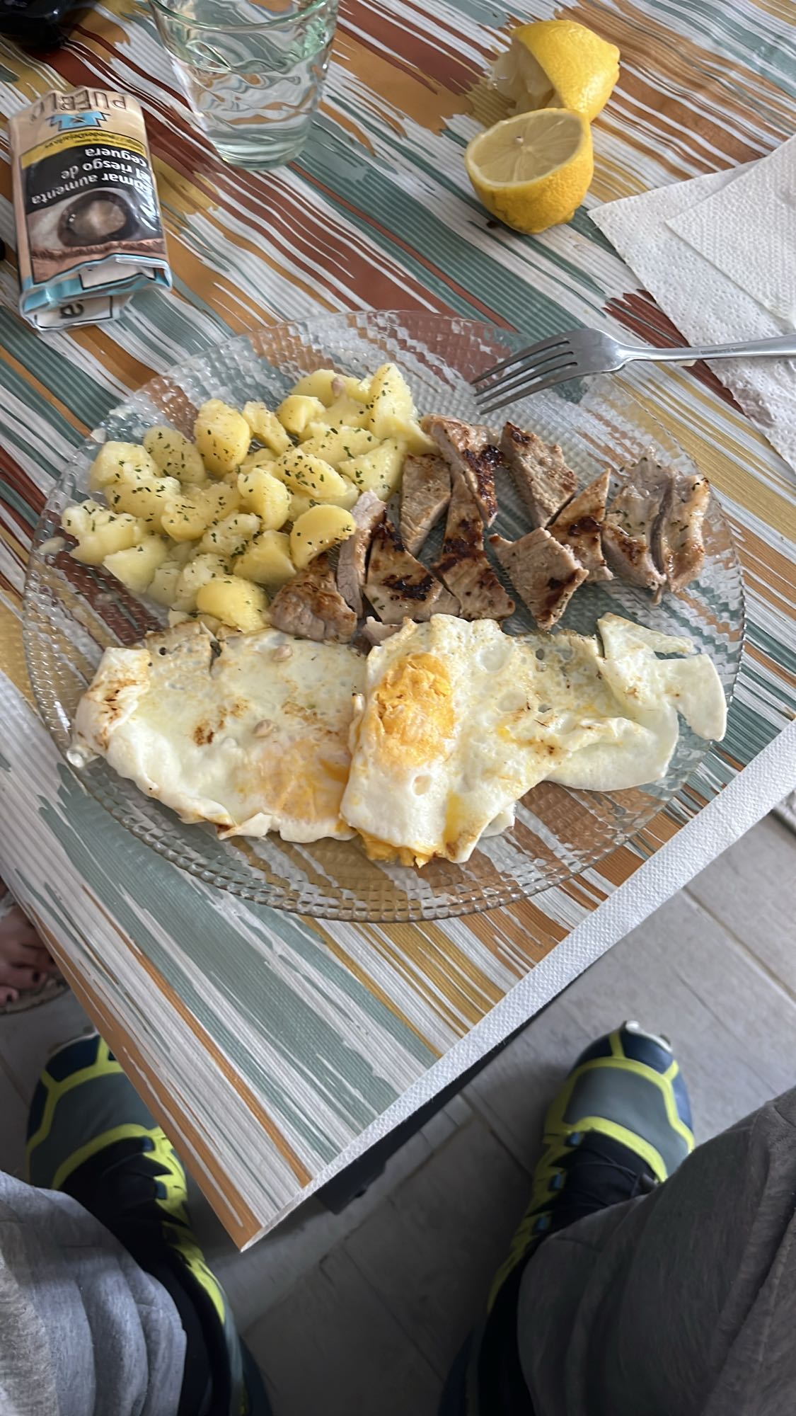 Huevos, carne y papas