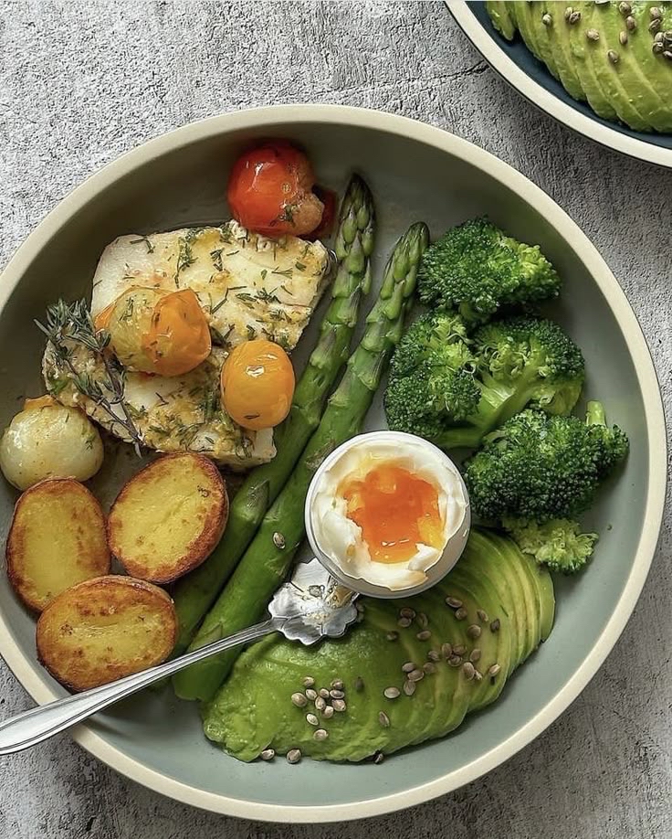 Тарелка с рыбой и овощами