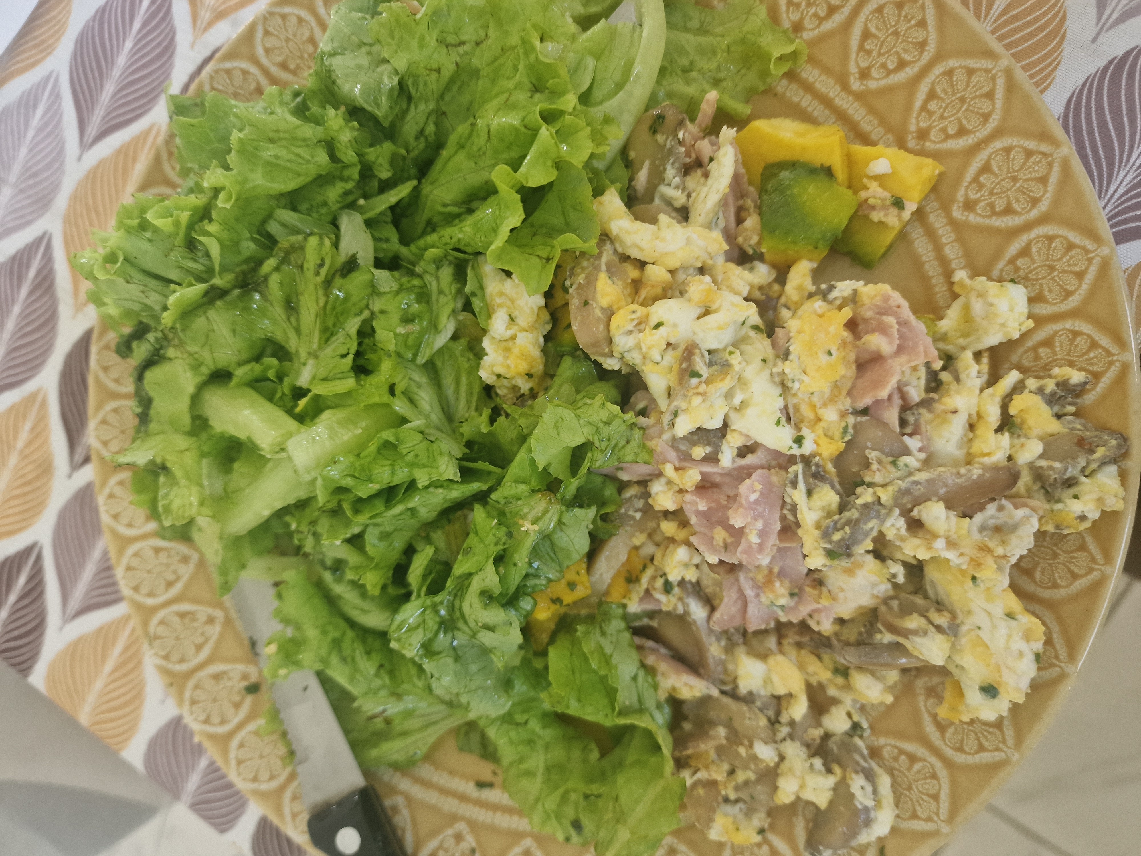 Oeufs brouillés jambon salade