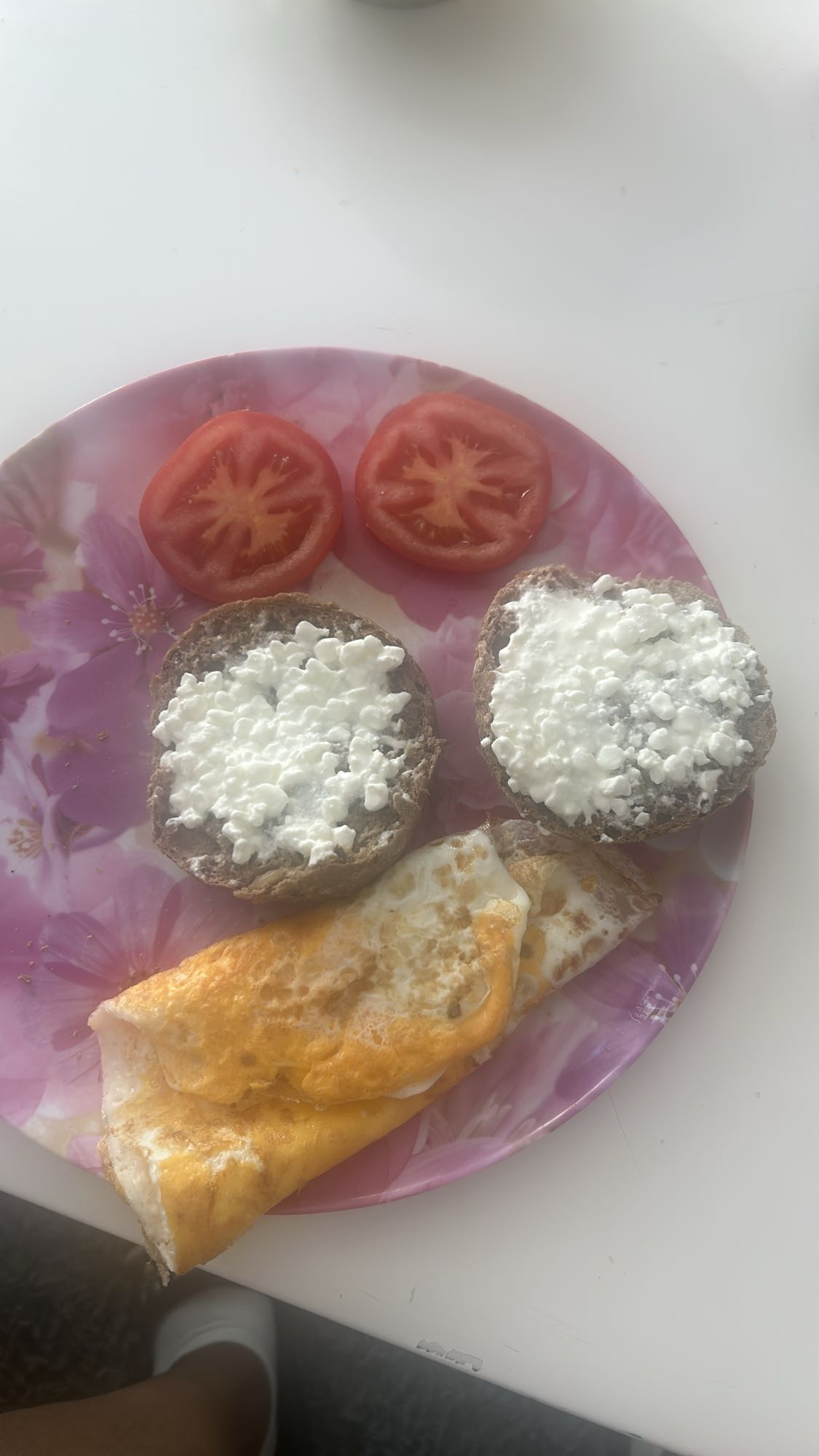 Volkoren brood met ei en tomaat