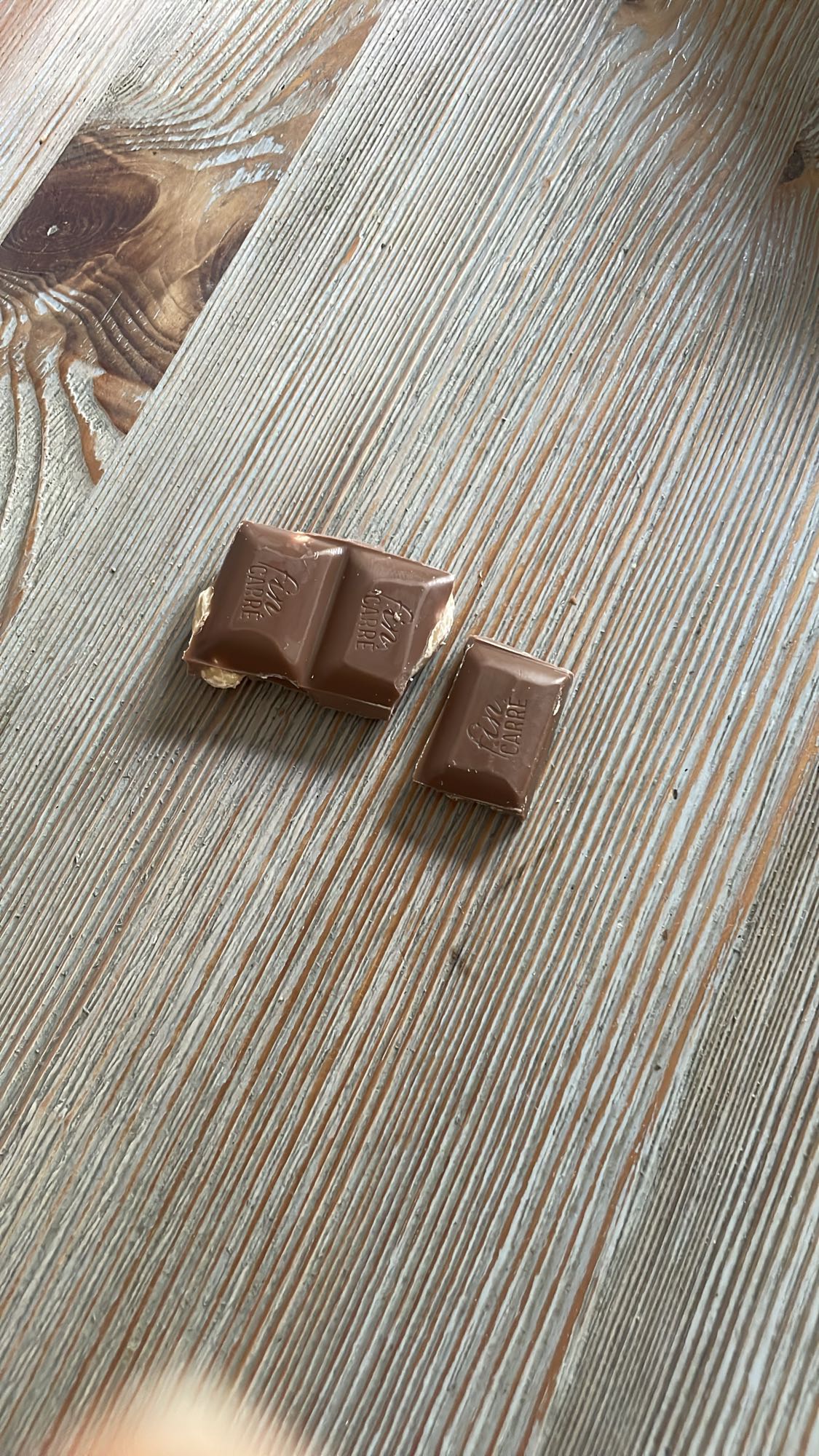 kawałki mlecznej czekolady