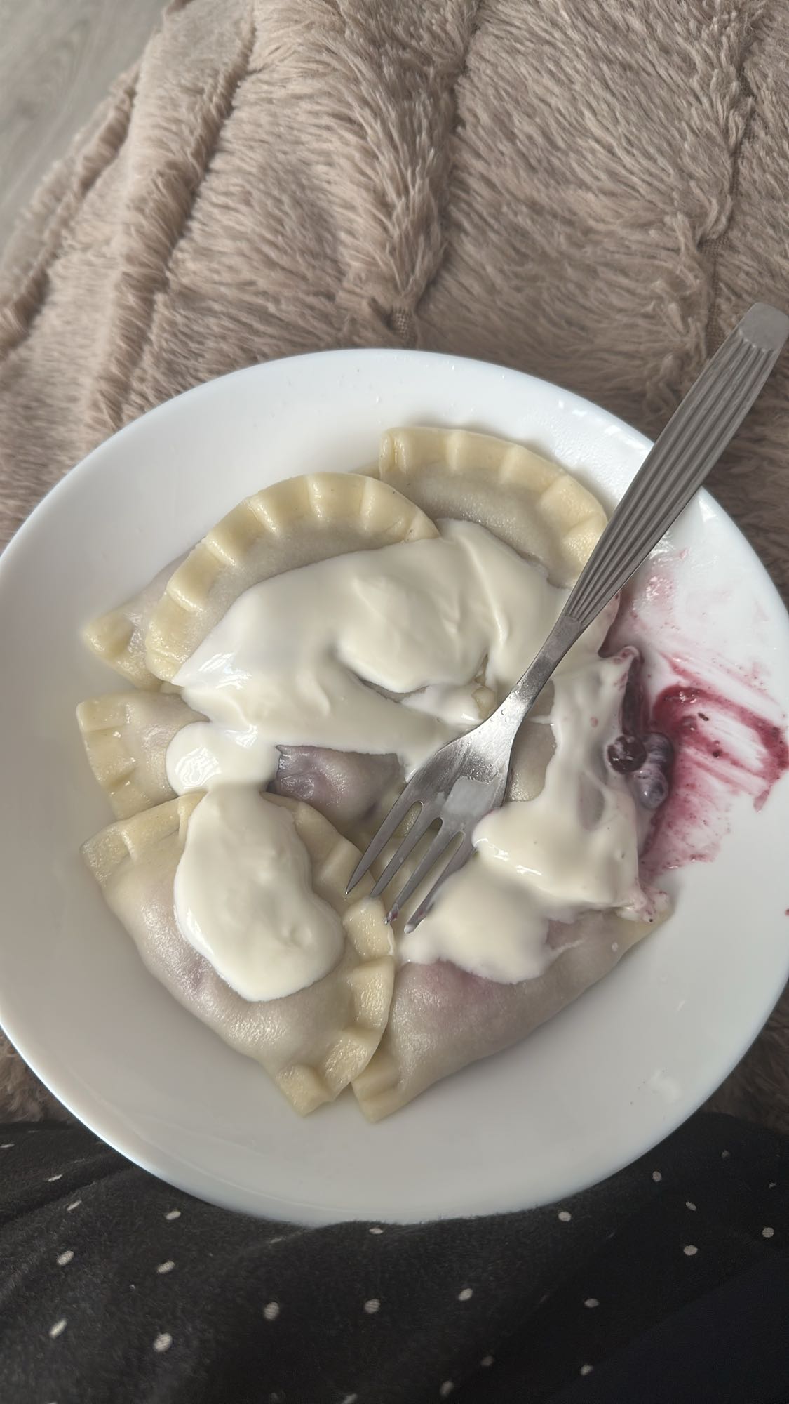 Pierogi z owocami i śmietaną