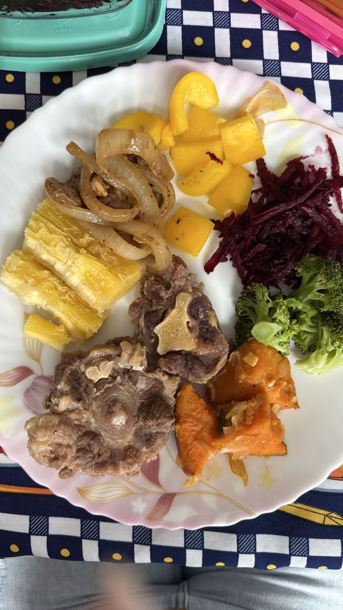 Prato com legumes e carne