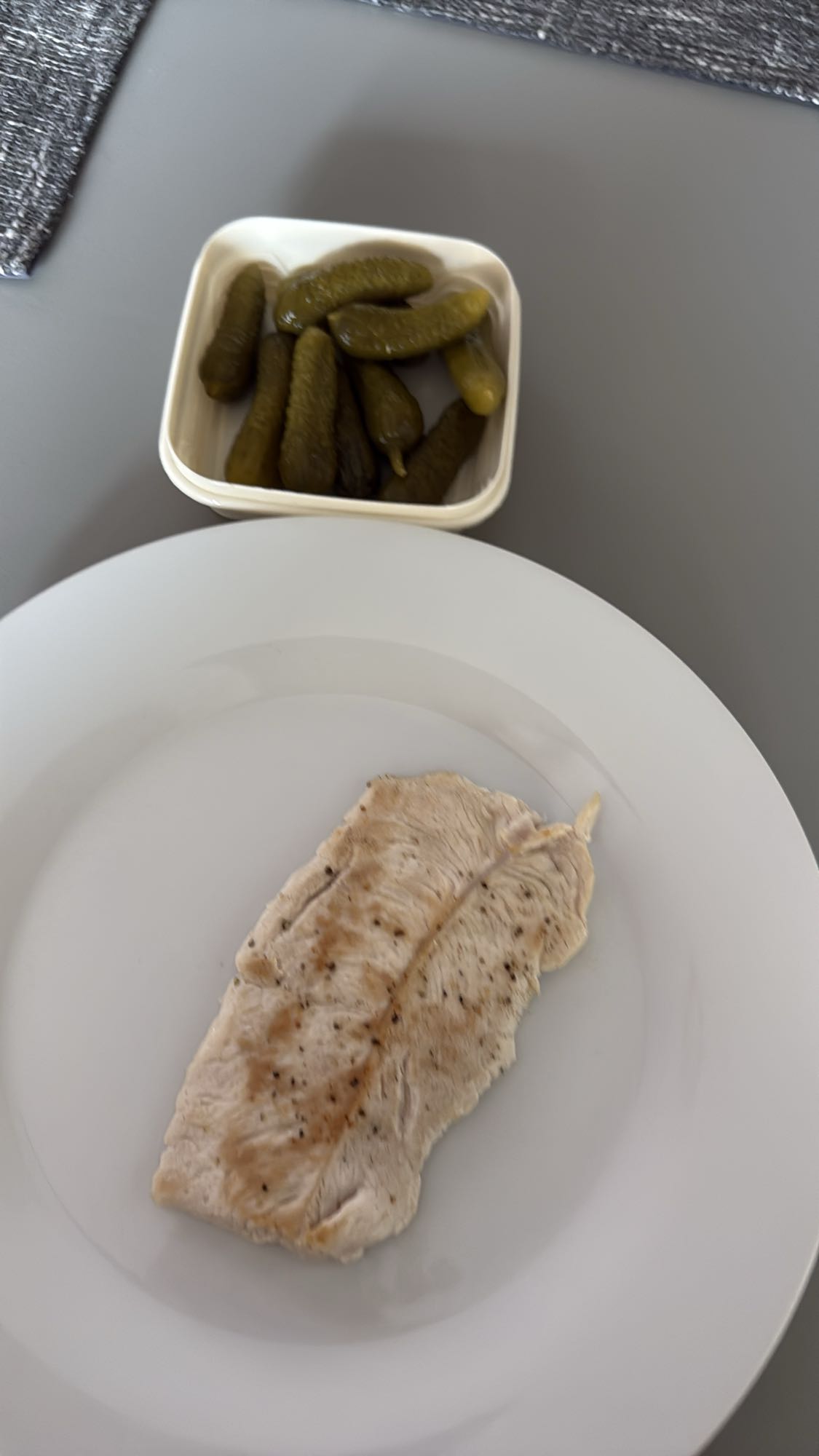 Piept de pui cu castraveți murați