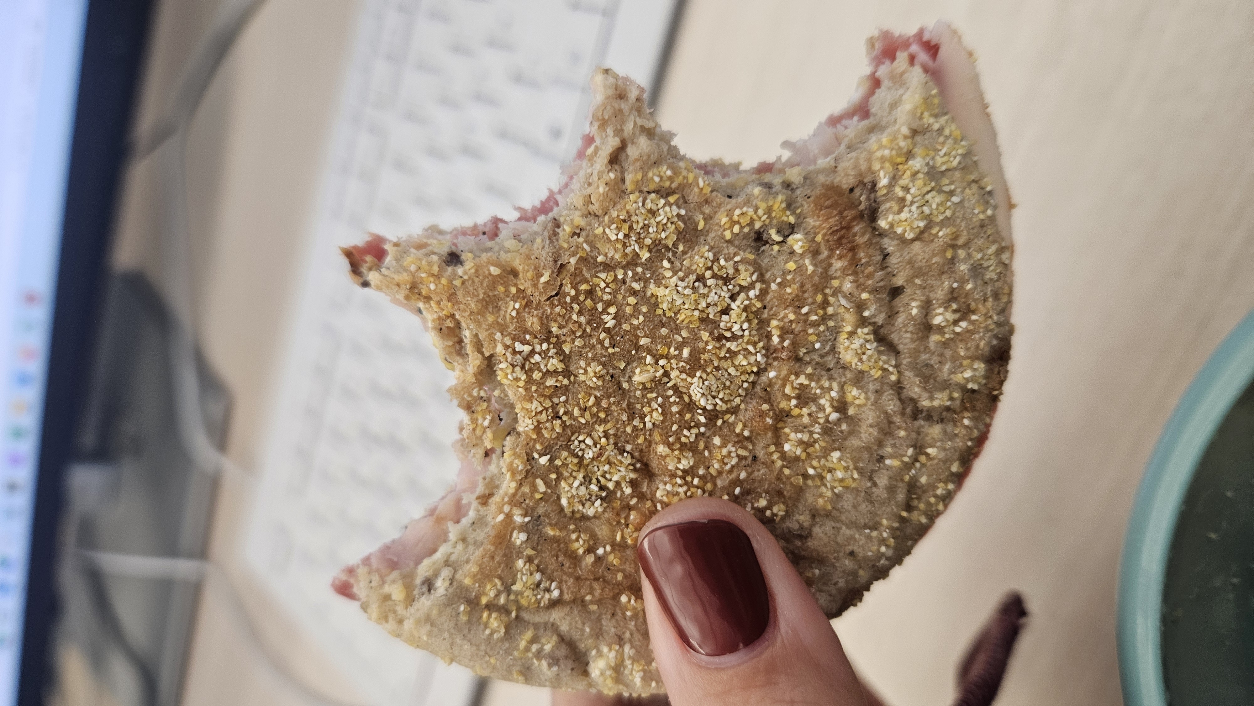 Sandwich mit Pute, Putensalami, Avocado und Frischkäse