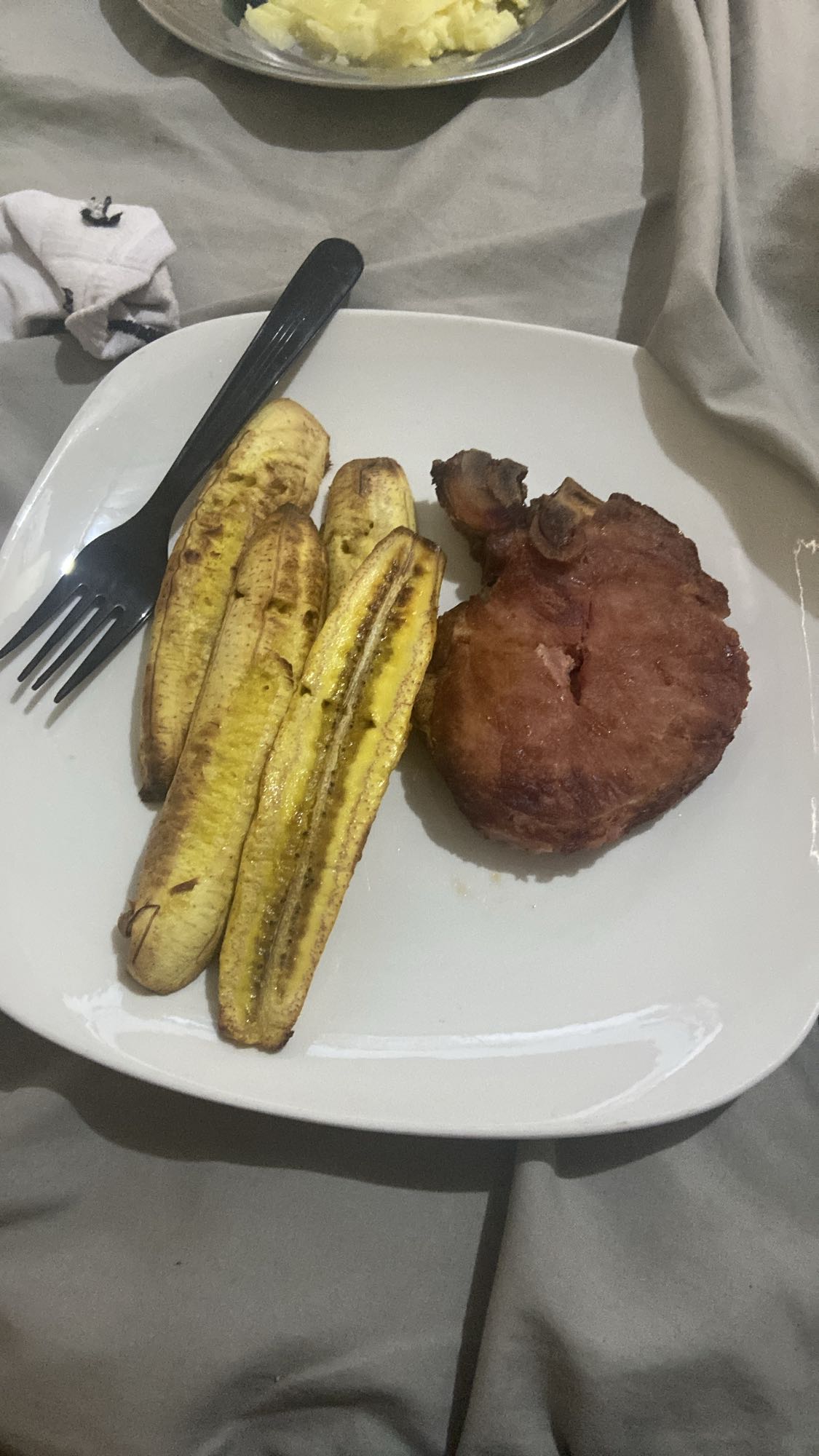 Chuleta con plátano asado