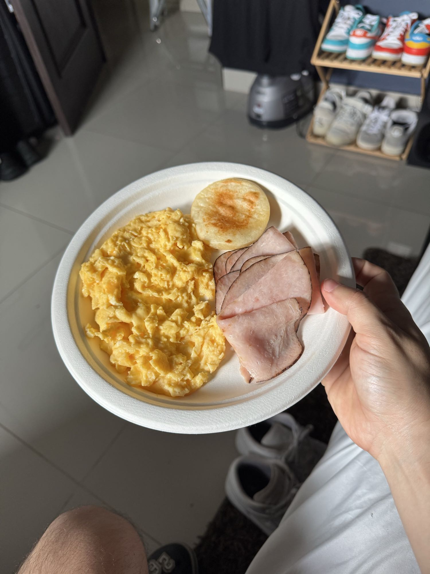 Desayuno con huevo, jamón de pavo y arepa con queso