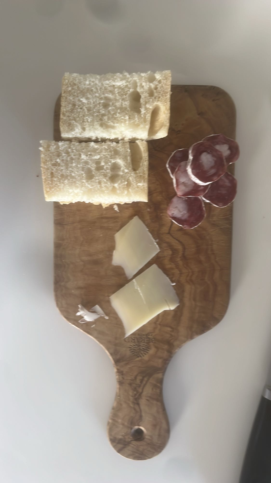 tabla de pan, queso y salami