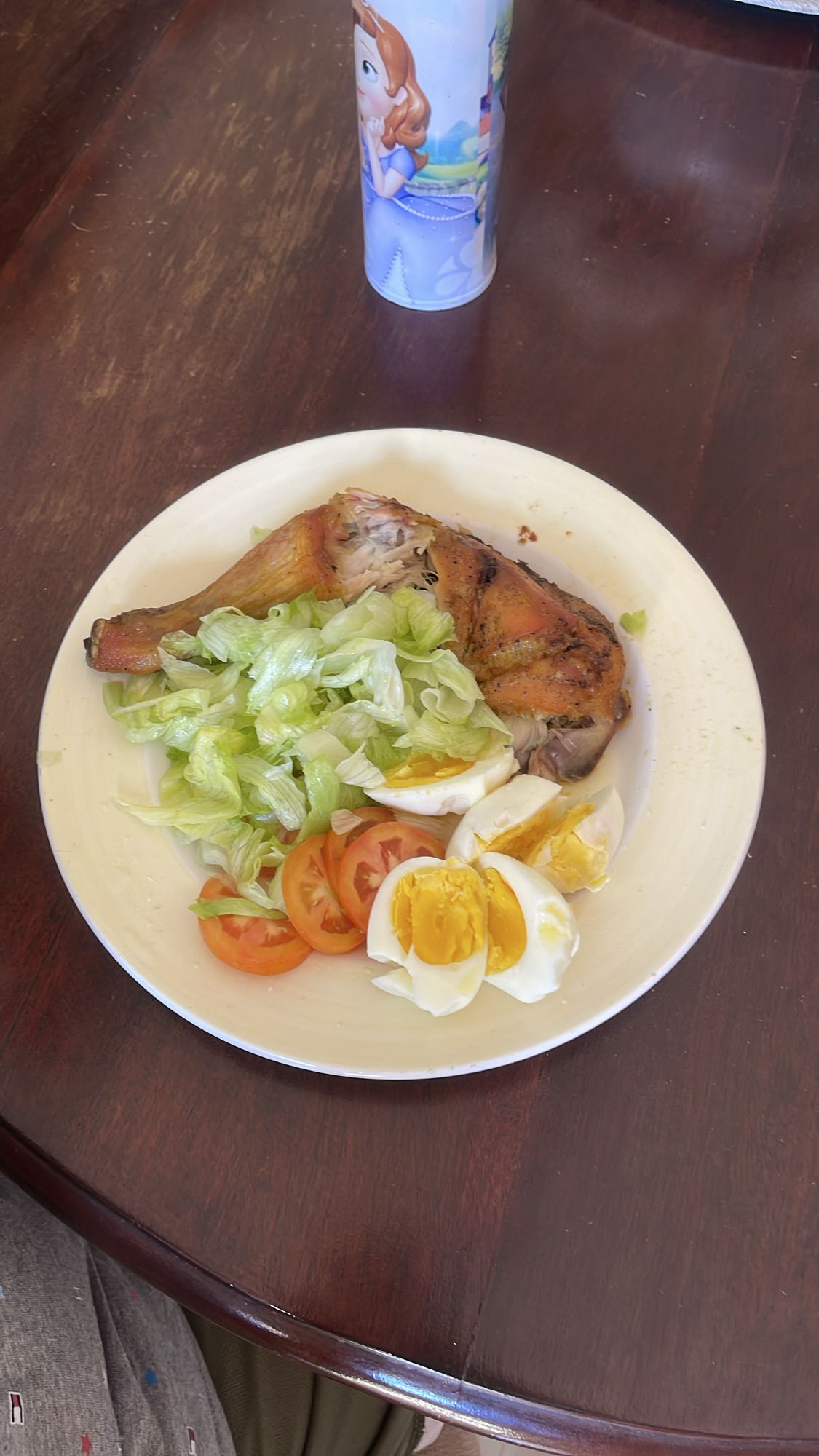 Pollo con ensalada y huevo