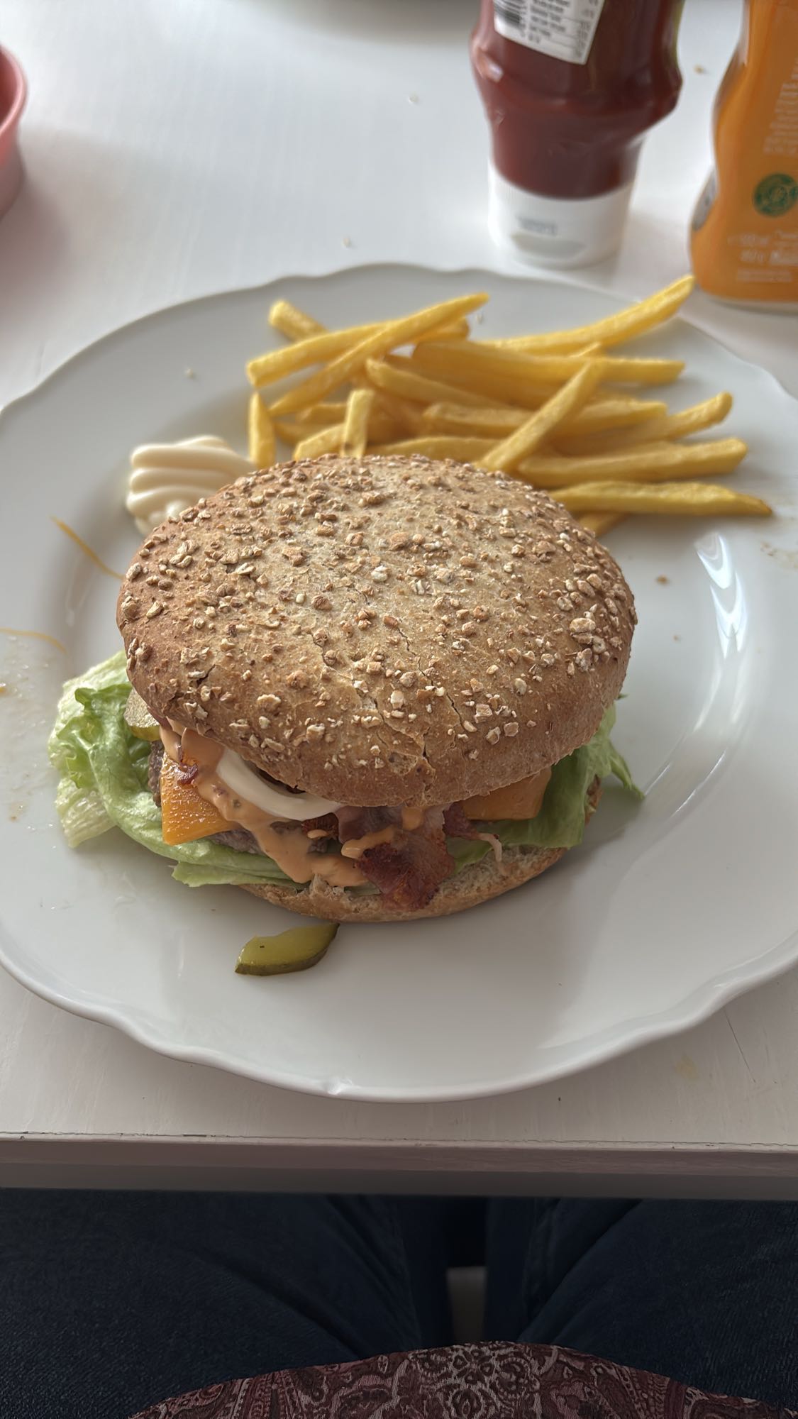 Burger mit Pommes