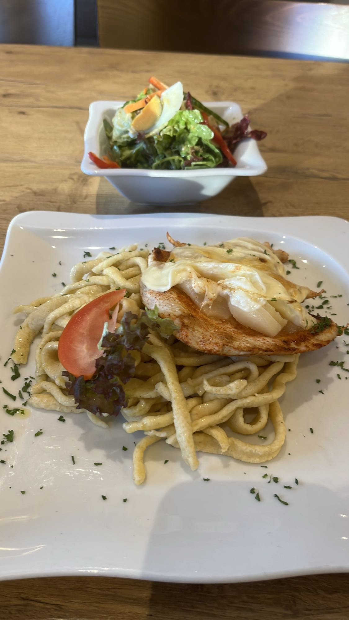 Hähnchen mit Spätzle & Salat