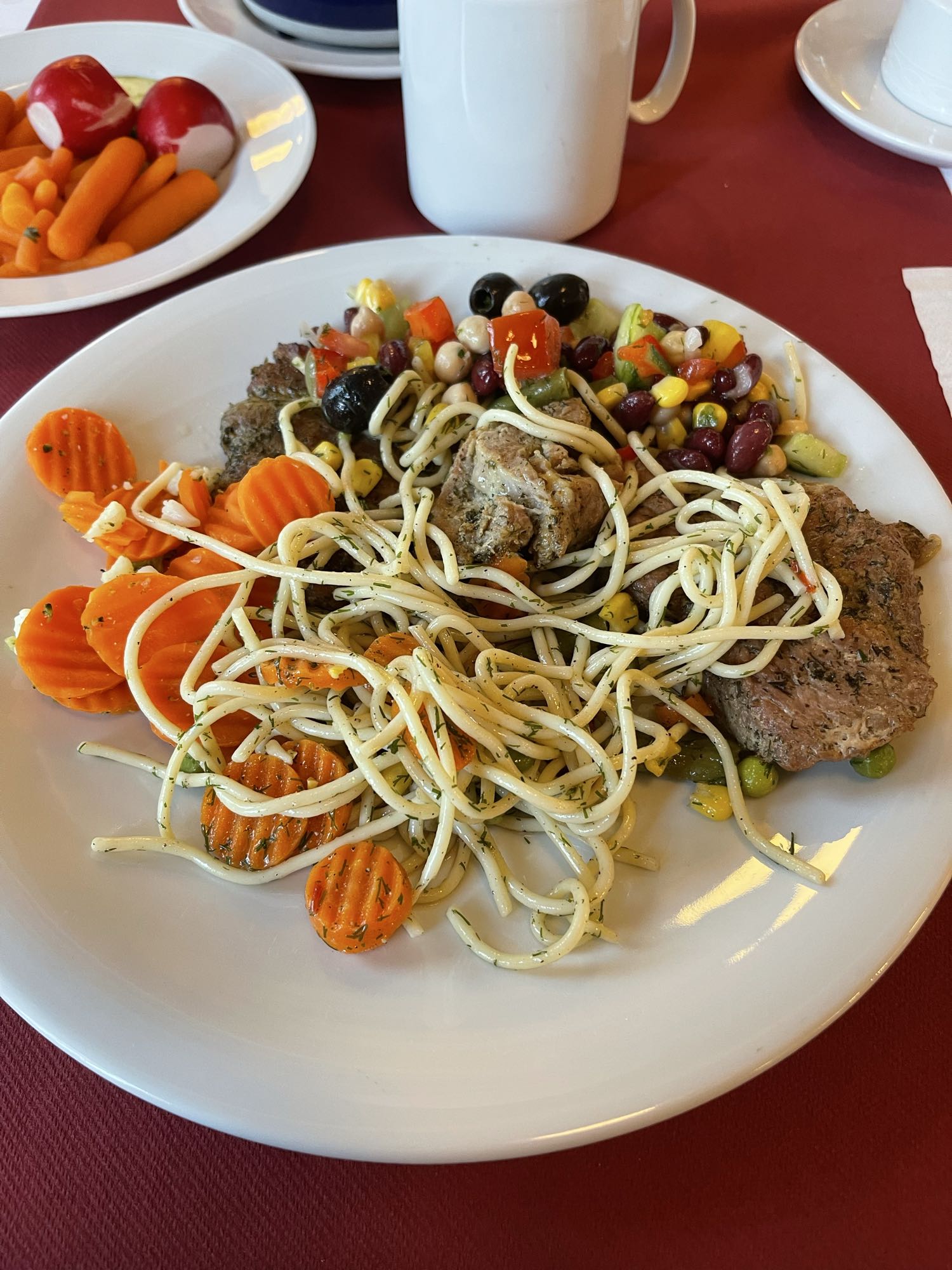 Spaghetti mit Gemüse und Fleisch