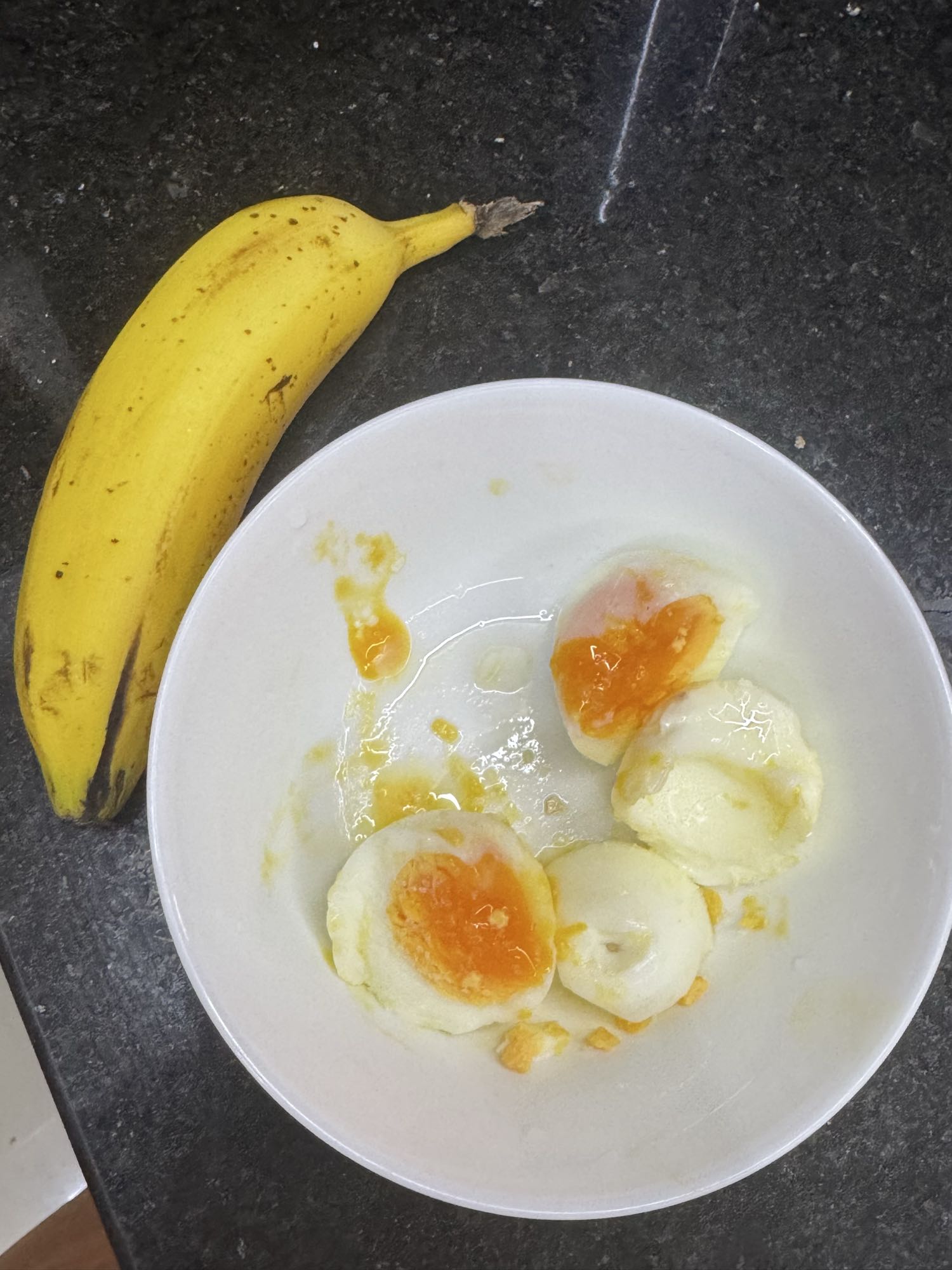 Huevos cocidos y plátano