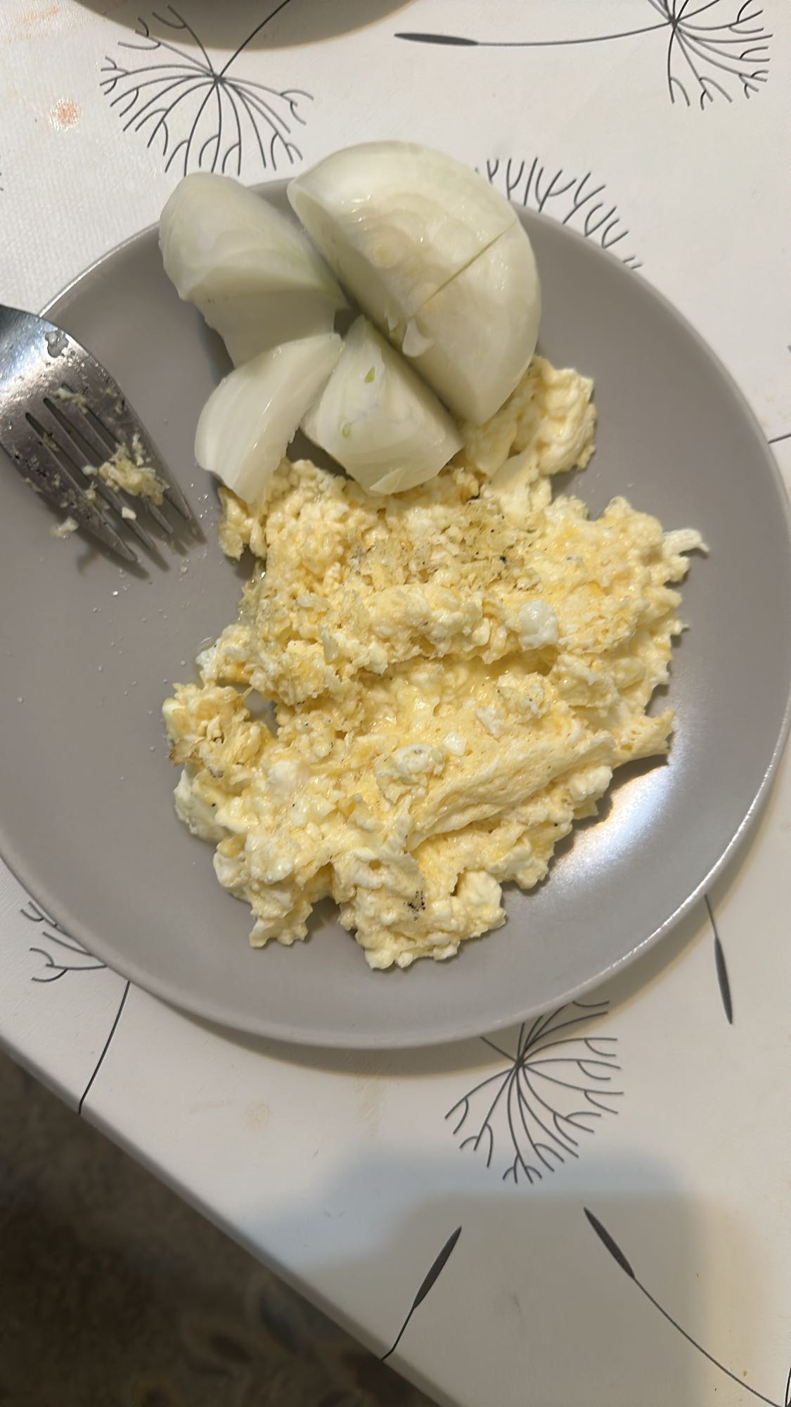 Scrambled eggs and onion
